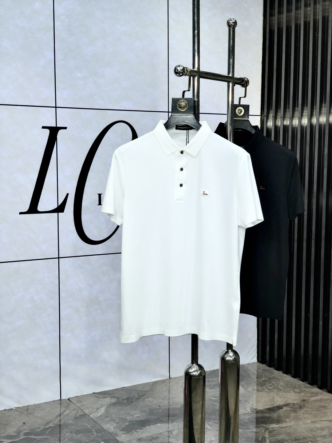 NO:451039,.Jenia. New spring and summer lapel polo. Selected tinsel cotton tribute satin cotton, comfortable and delicate, bringing excellent skin-friendly feel, while absorbing moisture and breathable, making it easy to handle. Seiko threaded neckline, modifying the body shape and not easily deformed, and reflecting exquisite craftsmanship in details. Size M-4Xl m wear/130 catties, zegna, alexander wang19860909.杰尼亚. 春夏新款翻领polo.精选天丝棉贡缎棉料,舒适细腻带来极佳的亲肤感,同时吸湿透气,1f方便打理.精工螺纹现织领口,修饰身形同时更不易变形,与细节处体现精致工艺.  尺码M-4Xl m穿/130斤,,zegna,alexander wang,Men's clothing