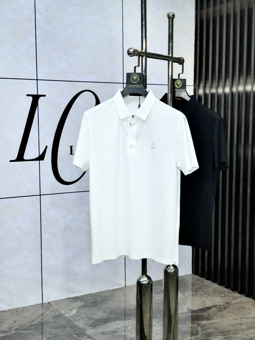 NO:451044,.Prada. New spring and summer lapel polo. Selected tinsel cotton tribute satin cotton, comfortable and delicate, bringing excellent skin-friendly feel, while absorbing moisture and breathable, making it easy to handle. Seiko threaded neckline, modifying the body shape and not easily deformed, and reflecting exquisite craftsmanship in details. Size M-4Xl m wear/130 catties, prada, alexander wang19860909.普拉达. 春夏新款翻领polo.精选天丝棉贡缎棉料,舒适细腻带来极佳的亲肤感,同时吸湿透气,1f方便打理.精工螺纹现织领口,修饰身形同时更不易变形,与细节处体现精致工艺.  尺码M-4Xl m穿/130斤,,prada,alexander wang,Men's clothing