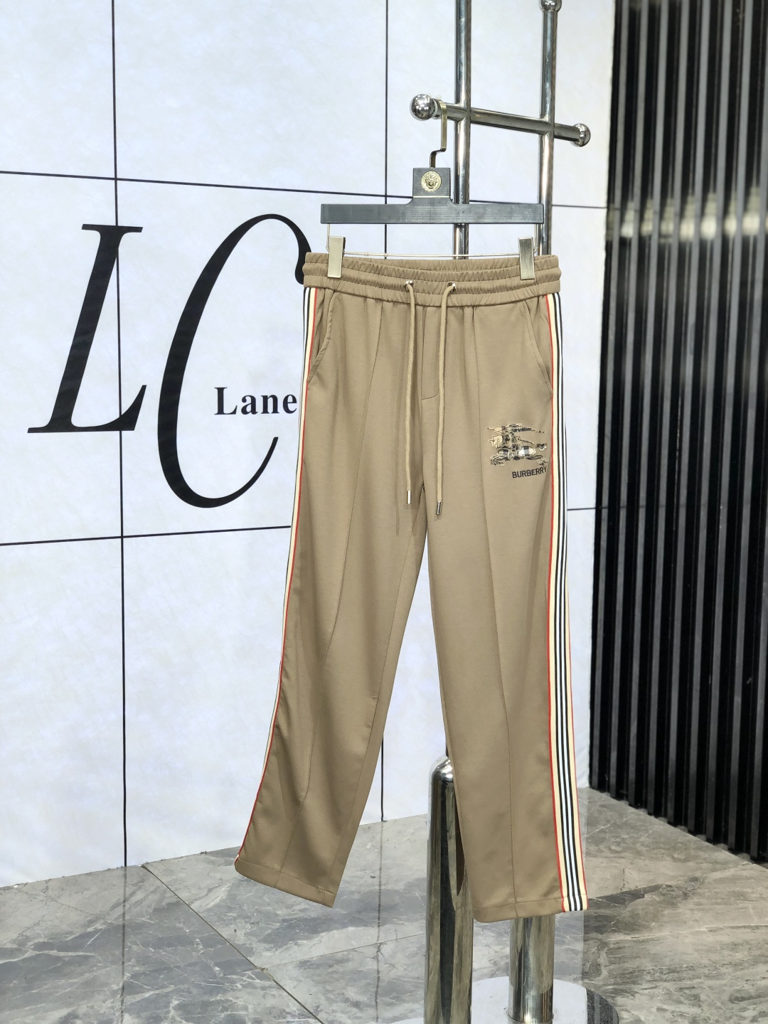 NO:452879,.Burberry. The new counter products in 25 years were launched simultaneously. The original customized high-quality fashionable casual pants are super versatile. Exclusive customized fabric, delicate and soft, close and comfortable, and the upper body is super stylish! The latest hardware and accessories of the original custom counter. Super beautiful style, long legs on the upper body, impeccable inner and h lines, M can attend any occasion, again emphasize that the fabric is very, very classy! Count m-xxxL.m wear 28.29, burberry, alexander wang19860909.巴宝莉.25年专柜新品同步上市.原单订制高品质时尚休闲裤.超级百搭款.独家定制面料,手感细腻柔软,贴身舒适,上身超有型！原版定制专柜最新五金辅料.超靓版型、上身显腿修长,內里,h走线都无可挑剔,m任何场合都可出席,再次强调面料非常非常显档次！码数m-xxxL.m穿28.29,,burberry,alexander wang,Men's clothing