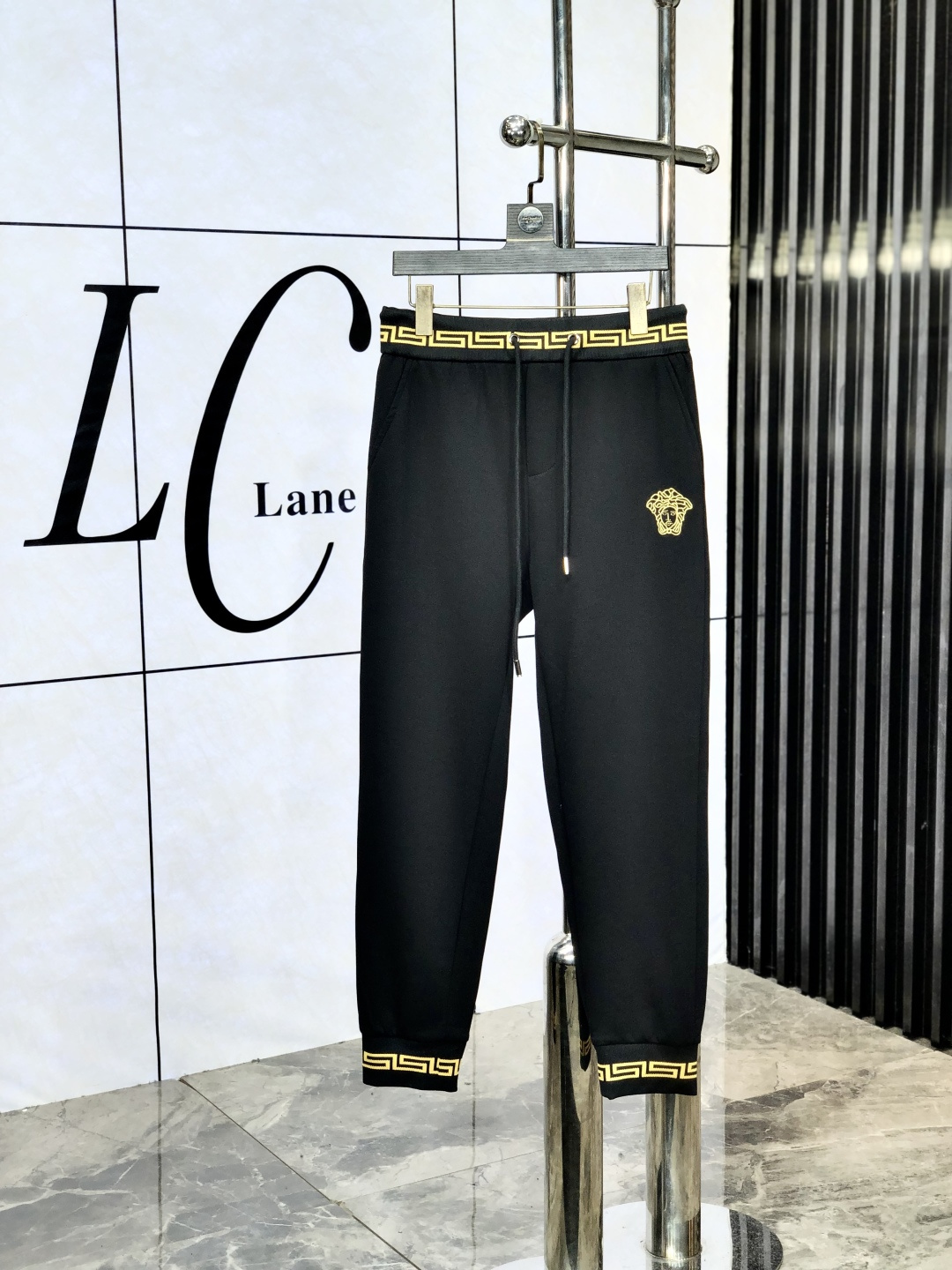 NO:452884,.Versey. New counter products in 25 years were launched simultaneously. The original customized high-quality fashionable casual pants are super versatile. Exclusive customized fabric, delicate and soft, close and comfortable, and the upper body is super stylish! The latest hardware and accessories of the original custom counter. Super beautiful style, long legs on the upper body, impeccable inner and h lines, M can attend any occasion, again emphasize that the fabric is very, very classy! Count m-xxxL.m wear 28.29, versace,alexander wang19860909.范思哲.25年专柜新品同步上市.原单订制高品质时尚休闲裤.超级百搭款.独家定制面料,手感细腻柔软,贴身舒适,上身超有型！原版定制专柜最新五金辅料.超靓版型、上身显腿修长,內里,h走线都无可挑剔,m任何场合都可出席,再次强调面料非常非常显档次！码数m-xxxL.m穿28.29,,versace,alexander wang,Men's clothing