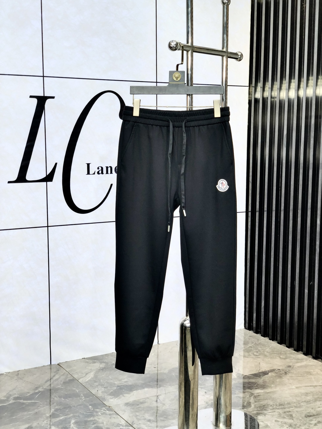 NO:452847,.录口. New counter products are launched simultaneously in 25 years. Original customized high-quality fashionable casual pants. Super versatile style. Exclusive customized fabric, delicate and soft, close and comfortable, and super stylish on the upper body! The latest hardware and accessories of the original custom counter. Super beautiful style, long legs on the upper body, impeccable inner and h lines, M can attend any occasion, again emphasize that the fabric is very, very classy! Code number m-xxxL.m wear 28.29, Moncler, alexander wang19860909.蒙口.25年专柜新品同步上市.原单订制高品质时尚休闲裤.超级百搭款.独家定制面料,手感细腻柔软,贴身舒适,上身超有型！原版定制专柜最新五金辅料.超靓版型、上身显腿修长,內里,h走线都无可挑剔,m任何场合都可出席,再次强调面料非常非常显档次！码数m-xxxL.m穿28.29,,Moncler,alexander wang,Men's clothing