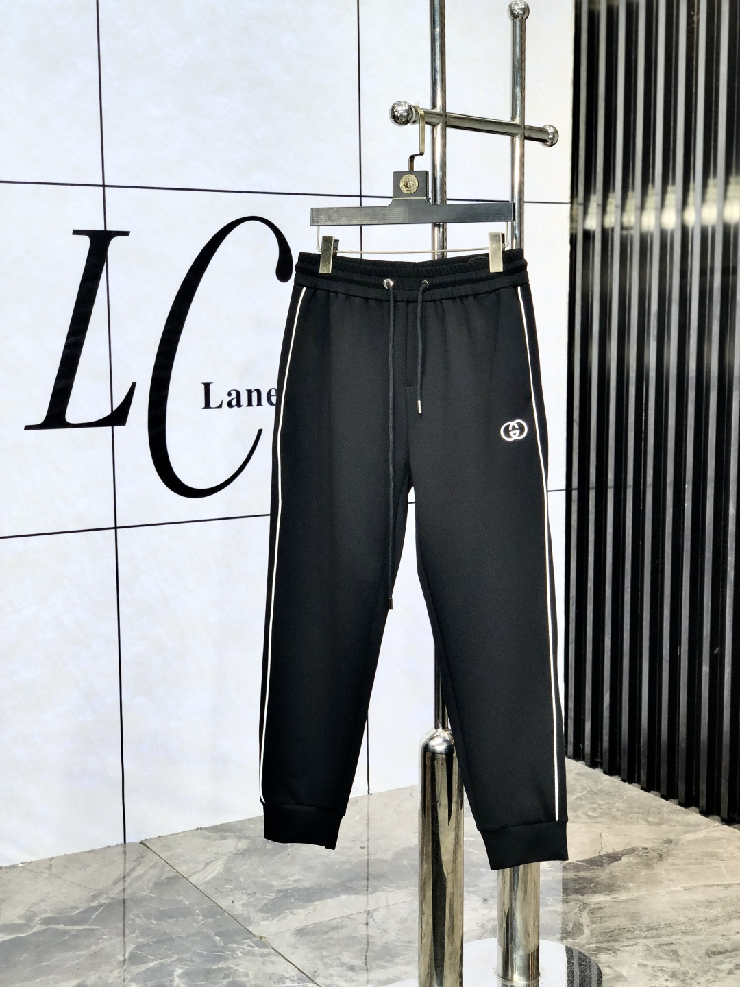 NO:452852,.Gucci. The new counter products in 25 years were launched simultaneously. The original customized high-quality fashionable casual pants are super versatile. Exclusive customized fabric, delicate and soft, close and comfortable, and the upper body is super stylish! The latest hardware and accessories of the original custom counter. Super beautiful style, long legs on the upper body, impeccable inner and h lines, M can attend any occasion, again emphasize that the fabric is very, very classy! Code number m-xxxL.m wear 28.29, gucci,alexander wang19860909.Gucci.25年专柜新品同步上市.原单订制高品质时尚休闲裤.超级百搭款.独家定制面料,手感细腻柔软,贴身舒适,上身超有型！原版定制专柜最新五金辅料.超靓版型、上身显腿修长,內里,h走线都无可挑剔,m任何场合都可出席,再次强调面料非常非常显档次！码数m-xxxL.m穿28.29,,gucci,alexander wang,Men's clothing