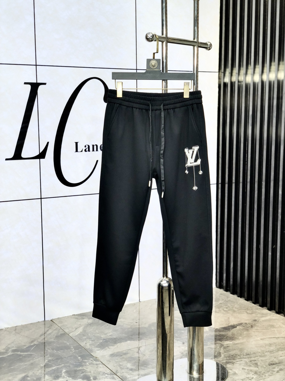 NO:452856,.Lv. New counter products in 25 years were launched simultaneously. The original customized high-quality fashionable casual pants are super versatile. Exclusive customized fabric, delicate and soft, close and comfortable, and the upper body is super stylish! The latest hardware and accessories of the original custom counter. Super beautiful style, long legs on the upper body, impeccable inner and h lines, M can attend any occasion, again emphasize that the fabric is very, very classy! Count m-xxxL.m wear 28.29, louis vuitton,alexander wang19860909.Lv.25年专柜新品同步上市.原单订制高品质时尚休闲裤.超级百搭款.独家定制面料,手感细腻柔软,贴身舒适,上身超有型！原版定制专柜最新五金辅料.超靓版型、上身显腿修长,內里,h走线都无可挑剔,m任何场合都可出席,再次强调面料非常非常显档次！码数m-xxxL.m穿28.29,,louis vuitton,alexander wang,Men's clothing