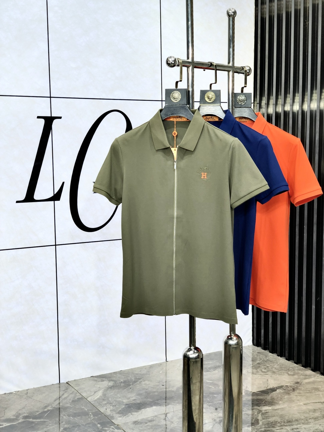 NO:452864,.Hermes. Wear 200 catties. 2025 spring and summer new polo collar short-sleeved series. Selected top-grade mercerized bead floor cotton fabric, complete with three standards!  Fashionable brand elements logo design, 1f upper body style is excellent, the fabric is delicate, comfortable and breathable, and it is super good-looking and stylish men's must-have style!  Size M-4XL.m wear/130, hermes, T-shirt, alexander wang19860909.爱马仕.穿200斤. 2025春夏新款polo领短袖系列.精选顶级丝光珠地棉面料,三标齐全！时尚大牌元素logo工艺设计,1f上身版型超赞,面料细腻舒适透气,随意搭配都超级好看时尚型男必备款哦！尺码M-4XL.m穿/130,,hermes,T-shirt,alexander wang,Men's clothing