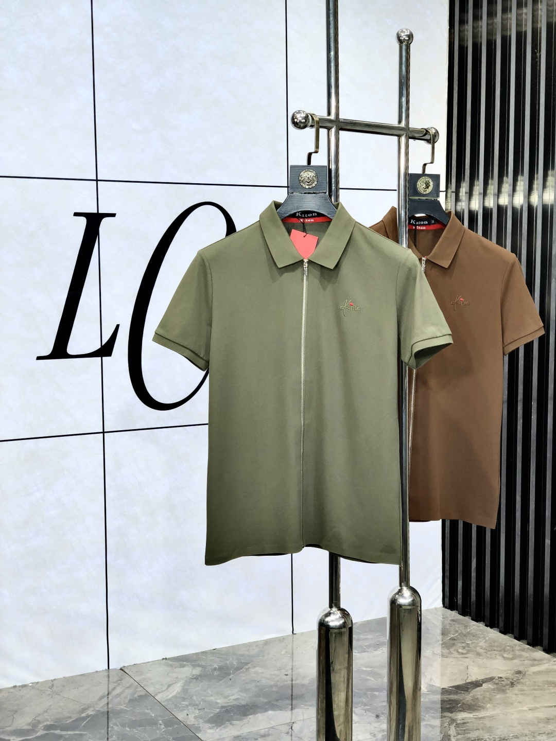 NO:452867,Kiton. Wear 200 kilograms. 2025 spring and summer new polo collar short-sleeved series. Selected top-grade mercerized bead floor cotton fabric, complete with three standards!  Fashionable brand elements logo design, 1f upper body style is excellent, the fabric is delicate, comfortable and breathable, and it is super good-looking and stylish men's must-have style!  Size M-4XL.m wear/130, T-shirt,alexander wang19860909.kiton.穿200斤. 2025春夏新款polo领短袖系列.精选顶级丝光珠地棉面料,三标齐全！时尚大牌元素logo工艺设计,1f上身版型超赞,面料细腻舒适透气,随意搭配都超级好看时尚型男必备款哦！尺码M-4XL.m穿/130,,T-shirt,alexander wang,Men's clothing