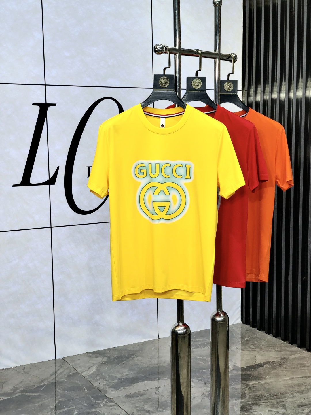 NO:452875,.Gucci.2025 spring and summer new product fashionable round neck short sleeve high-end custom versatile style!  More practical, anyone can easily control it. It is made of double mercerized fabric, luxurious and classic brand logo design, h is very high-end and must-have if you understand the goods!  The f-style tailoring is a slim fit style, which is very exquisite, showing aura and highlighting the exquisiteness of business men. This is the unique feature, the right slim fit, and the upper body effect is very good!  Size s-xxxL.s wear 175/120 catties., gucci, T-shirt, alexander wang19860909.Gucci.2025春夏新品时尚圆领短袖高级定制百搭款式！更有实用感 任何人都可以轻松驾驭 采用双丝光面料制作,奢华经典品牌logo设计,h非常显档次懂货的必须入！f版型剪裁属于修身款 非常精致,显气场,又会凸显商务男士的精致,这就是独到之处,恰到好处的修身,上身效果非常赞！ 尺码s-xxxL.s穿175/120斤.,,gucci,T-shirt,alexander wang,Men's clothing