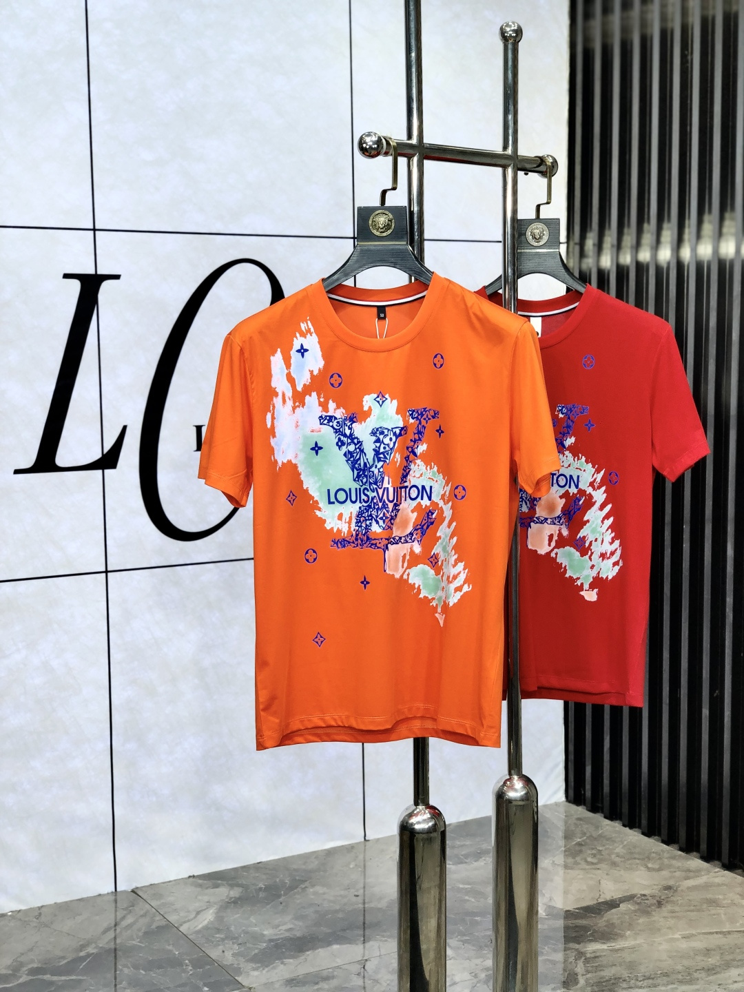 NO:452881,.Lv.2025 spring and summer new product fashionable round neck short sleeve high-end custom versatile style!  More practical, anyone can easily control it. It is made of double mercerized fabric, luxurious and classic brand logo design, h is very high-end and must-have if you understand the goods!  The f-style tailoring is a slim fit style, which is very exquisite, showing aura and highlighting the exquisiteness of business men. This is the unique feature, the right slim fit, and the upper body effect is very good!  Size s-xxxL.s wear 175/120 catties., louis vuitton, T-shirt, alexander wang19860909.Lv.2025春夏新品时尚圆领短袖高级定制百搭款式！更有实用感 任何人都可以轻松驾驭 采用双丝光面料制作,奢华经典品牌logo设计,h非常显档次懂货的必须入！f版型剪裁属于修身款 非常精致,显气场,又会凸显商务男士的精致,这就是独到之处,恰到好处的修身,上身效果非常赞！ 尺码s-xxxL.s穿175/120斤.,,louis vuitton,T-shirt,alexander wang,Men's clothing