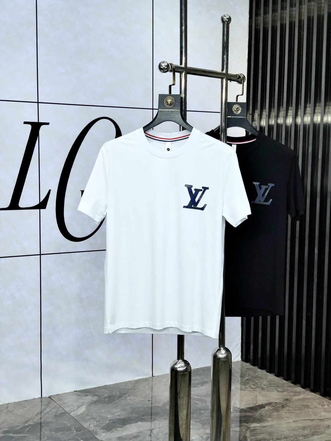 NO:452886,.LV.2025 spring and summer new product fashionable round neck short sleeve high-end custom versatile style!  More practical, anyone can easily control it. It is made of double mercerized fabric, luxurious and classic brand logo design, h is very high-end and must-have if you understand the goods!  The f-style tailoring is a slim fit style, which is very exquisite, showing aura and highlighting the exquisiteness of business men. This is the unique feature, the right slim fit, and the upper body effect is very good!  Size s-xxxL.s wear 175/120 catties., louis vuitton, T-shirt, alexander wang19860909.LV.2025春夏新品时尚圆领短袖高级定制百搭款式！更有实用感 任何人都可以轻松驾驭 采用双丝光面料制作,奢华经典品牌logo设计,h非常显档次懂货的必须入！f版型剪裁属于修身款 非常精致,显气场,又会凸显商务男士的精致,这就是独到之处,恰到好处的修身,上身效果非常赞！ 尺码s-xxxL.s穿175/120斤.,,louis vuitton,T-shirt,alexander wang,Men's clothing