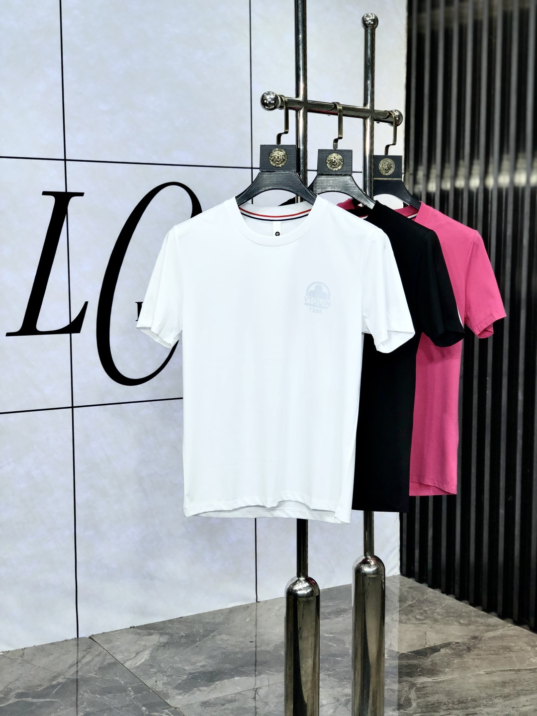 NO:452848,.Lv.2025 spring and summer new product fashionable round neck short sleeve high-end custom versatile style!  More practical, anyone can easily control it. It is made of double mercerized fabric, luxurious and classic brand logo design, h is very high-end and must-have if you understand the goods!  The f-style tailoring is a slim fit style, which is very exquisite, showing aura and highlighting the exquisiteness of business men. This is the unique feature, the right slim fit, and the upper body effect is very good!  Size s-xxxL.s wear 175/120 catties., louis vuitton, T-shirt, alexander wang19860909.Lv.2025春夏新品时尚圆领短袖高级定制百搭款式！更有实用感 任何人都可以轻松驾驭 采用双丝光面料制作,奢华经典品牌logo设计,h非常显档次懂货的必须入！f版型剪裁属于修身款 非常精致,显气场,又会凸显商务男士的精致,这就是独到之处,恰到好处的修身,上身效果非常赞！ 尺码s-xxxL.s穿175/120斤.,,louis vuitton,T-shirt,alexander wang,Men's clothing