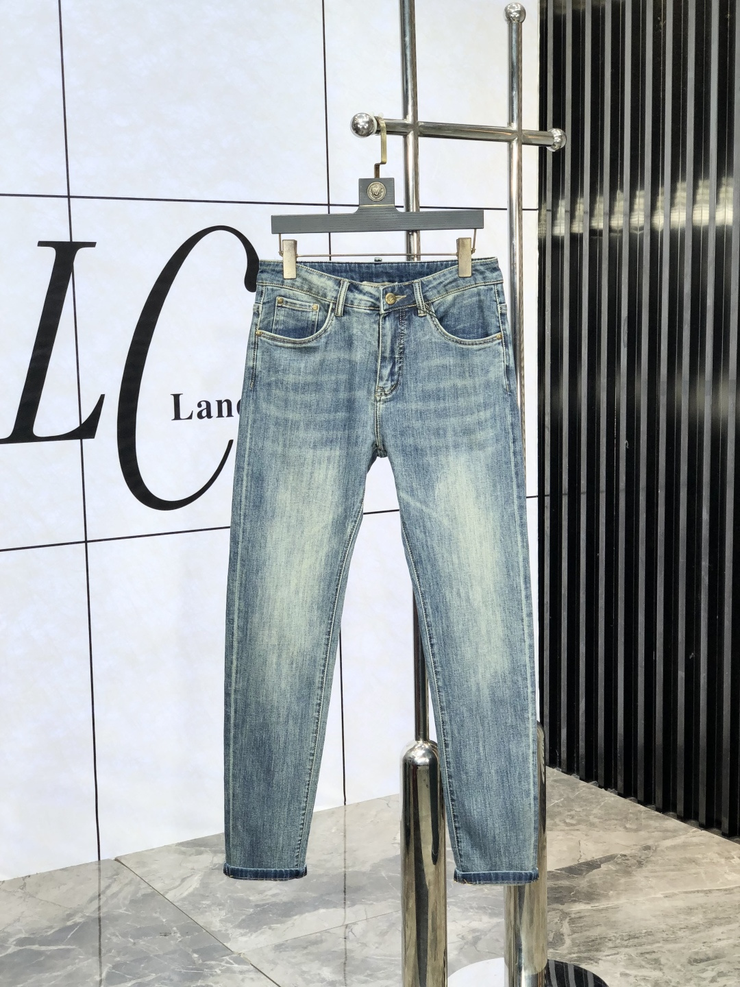 NO:456691,Burberry. The official counter is released simultaneously, 2025SS spring and summer new men's casual jeans, original single quality, custom-made original denim fabrics in the counter, logo pattern design, original hardware and accessories for b trousers, three-dimensional and clear, c super trendy and personalized, fashionable and stylish on the upper body!  Trendy men's must-have items, 28-38, burberry, jeans, alexander wang19860909巴宝莉.官网专柜同步发售,2025SS春夏新品男士休闲牛仔裤,原单品质,专柜定制原版牛仔面料,logo图案设计,b裤身原版五金辅料装饰,立体清晰,c超级潮流个性,上身时尚有型！潮男必备单品 码数28-38,,burberry,jeans,alexander wang,Men's clothing