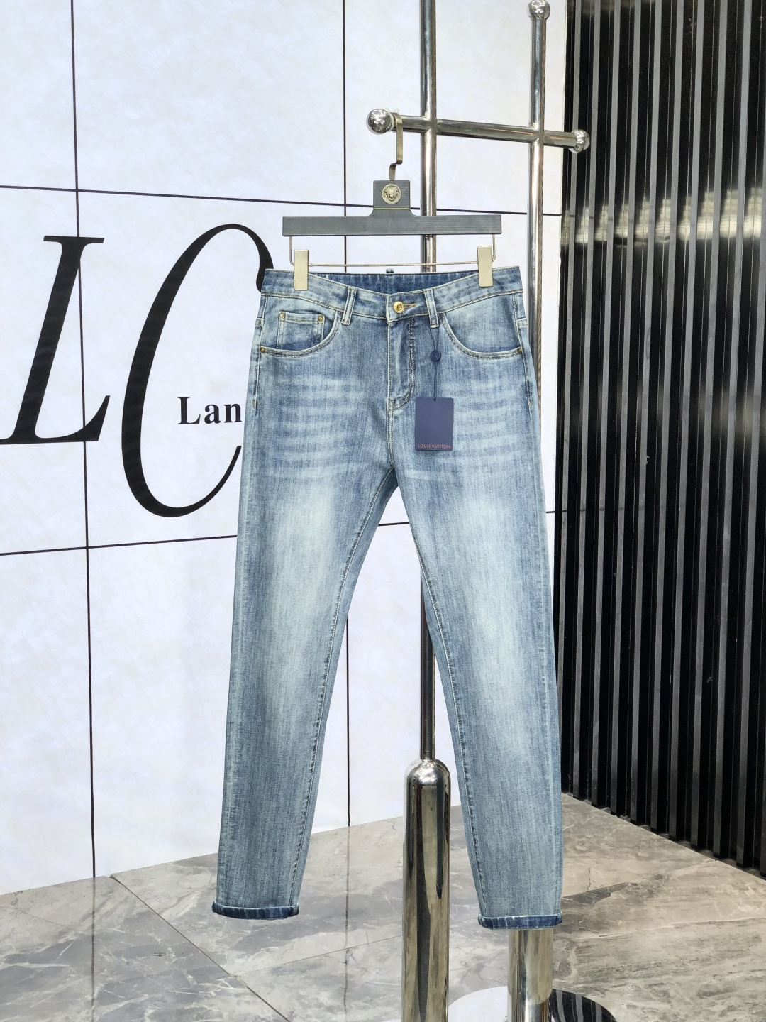 NO:456701,Lv. Official counters are released simultaneously, 2025SS spring and summer new products for men's casual jeans, original single quality, custom-made original denim fabrics for counters, logo pattern design, original hardware and accessories for b trousers, three-dimensional and clear, c super trendy and personalized, fashionable and stylish on the upper body!  Trendy men's must-have items 28-38, louis vuitton, jeans, alexander wang19860909Lv.官网专柜同步发售,2025SS春夏新品男士休闲牛仔裤,原单品质,专柜定制原版牛仔面料,logo图案设计,b裤身原版五金辅料装饰,立体清晰,c超级潮流个性,上身时尚有型！潮男必备单品 码数28-38,,louis vuitton,jeans,alexander wang,Men's clothing