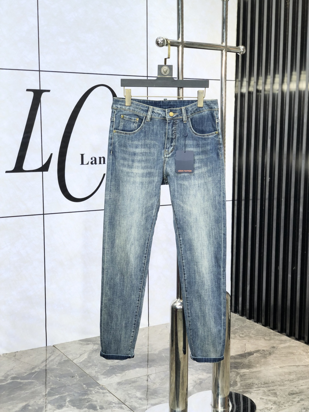 NO:456677,Lv. Official website counters are released simultaneously, 2025SS spring and summer new products for men's casual jeans, original single quality, custom-made original denim fabric for counters, logo pattern design, original hardware and accessories for b trousers, three-dimensional and clear, c super trendy and personalized, fashionable and stylish on the upper body!  Trendy men's must-have items 28-38, louis vuitton, jeans, alexander wang19860909Lv.官网专柜同步发售,2025SS春夏新品男士休闲牛仔裤,原单品质,专柜定制原版牛仔面料,logo图案设计,b裤身原版五金辅料装饰,立体清晰,c超级潮流个性,上身时尚有型！潮男必备单品 码数28-38,,louis vuitton,jeans,alexander wang,Men's clothing