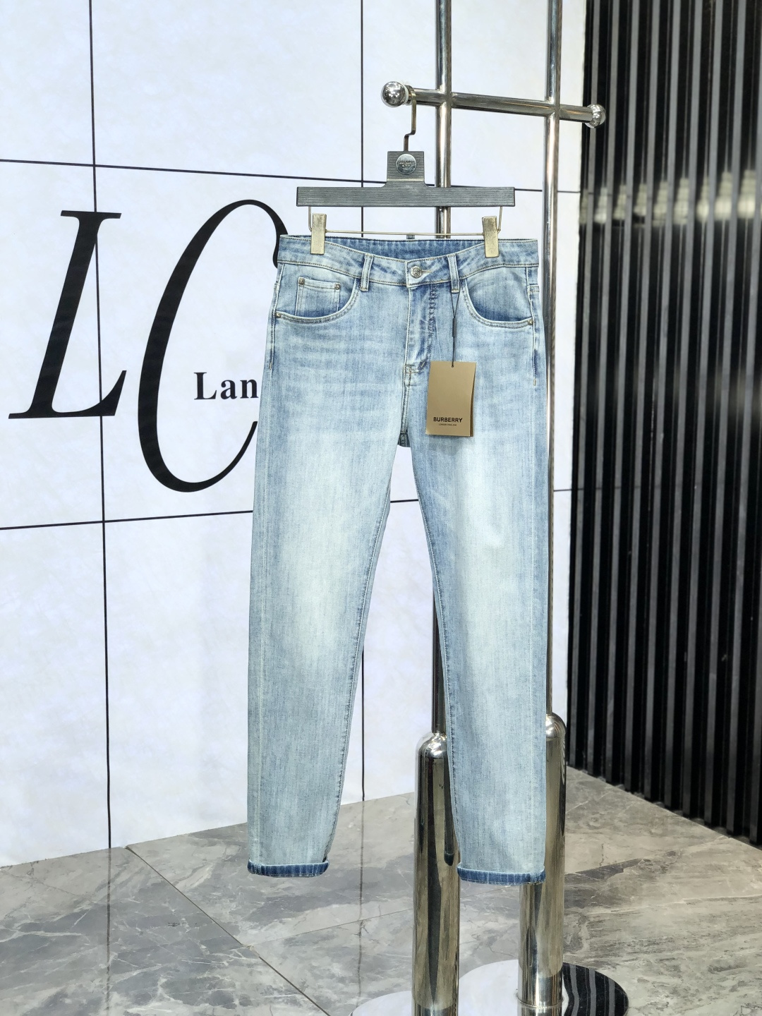 NO:456688,Burberry. The official counter is released simultaneously, 2025SS spring and summer new men's casual jeans, original single quality, custom-made original denim fabrics in the counter, logo pattern design, original hardware and accessories for b trousers, three-dimensional and clear, c super trendy and personalized, fashionable and stylish on the upper body!  Trendy men's must-have items, 28-38, burberry, jeans, alexander wang19860909巴宝莉.官网专柜同步发售,2025SS春夏新品男士休闲牛仔裤,原单品质,专柜定制原版牛仔面料,logo图案设计,b裤身原版五金辅料装饰,立体清晰,c超级潮流个性,上身时尚有型！潮男必备单品 码数28-38,,burberry,jeans,alexander wang,Men's clothing