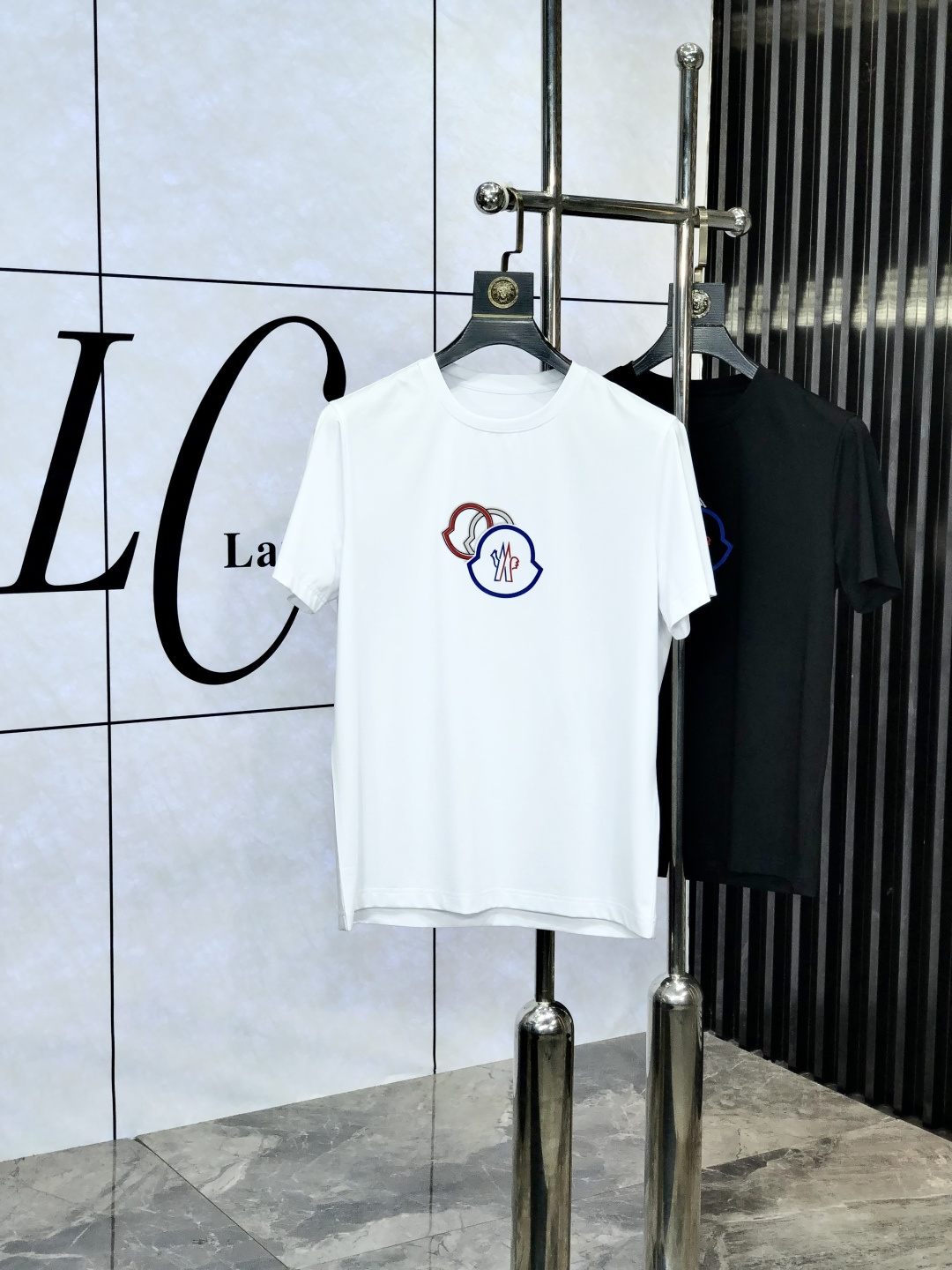 NO:456693,.Covered mouth. Wear 220 kilograms. 2025 spring and summer new product fashionable round neck short sleeve high-end custom versatile style!  More practical, anyone can easily control it. It is made of double mercerized fabric, luxurious and classic brand logo design, 1f is very high-end and must-have if you understand the goods!  The style and tailoring are slim styles, which are very exquisite, showing aura and highlighting the exquisiteness of business men. This is the unique feature, the right slim fit, and the upper body effect is very good!  Size M-6XL m wear 175/120 catties., Moncler, T-shirt, alexander wang19860909.蒙口.穿220斤.2025春夏新品时尚圆领短袖高级定制百搭款式！更有实用感 任何人都可以轻松驾驭 采用双丝光面料制作,奢华经典品牌logo设计,1f非常显档次懂货的必须入！版型剪裁属于修身款 非常精致,显气场,又会凸显商务男士的精致,这就是独到之处,恰到好处的修身,上身效果非常赞！ 尺码M-6XL m穿175/120斤.,,Moncler,T-shirt,alexander wang,Men's clothing