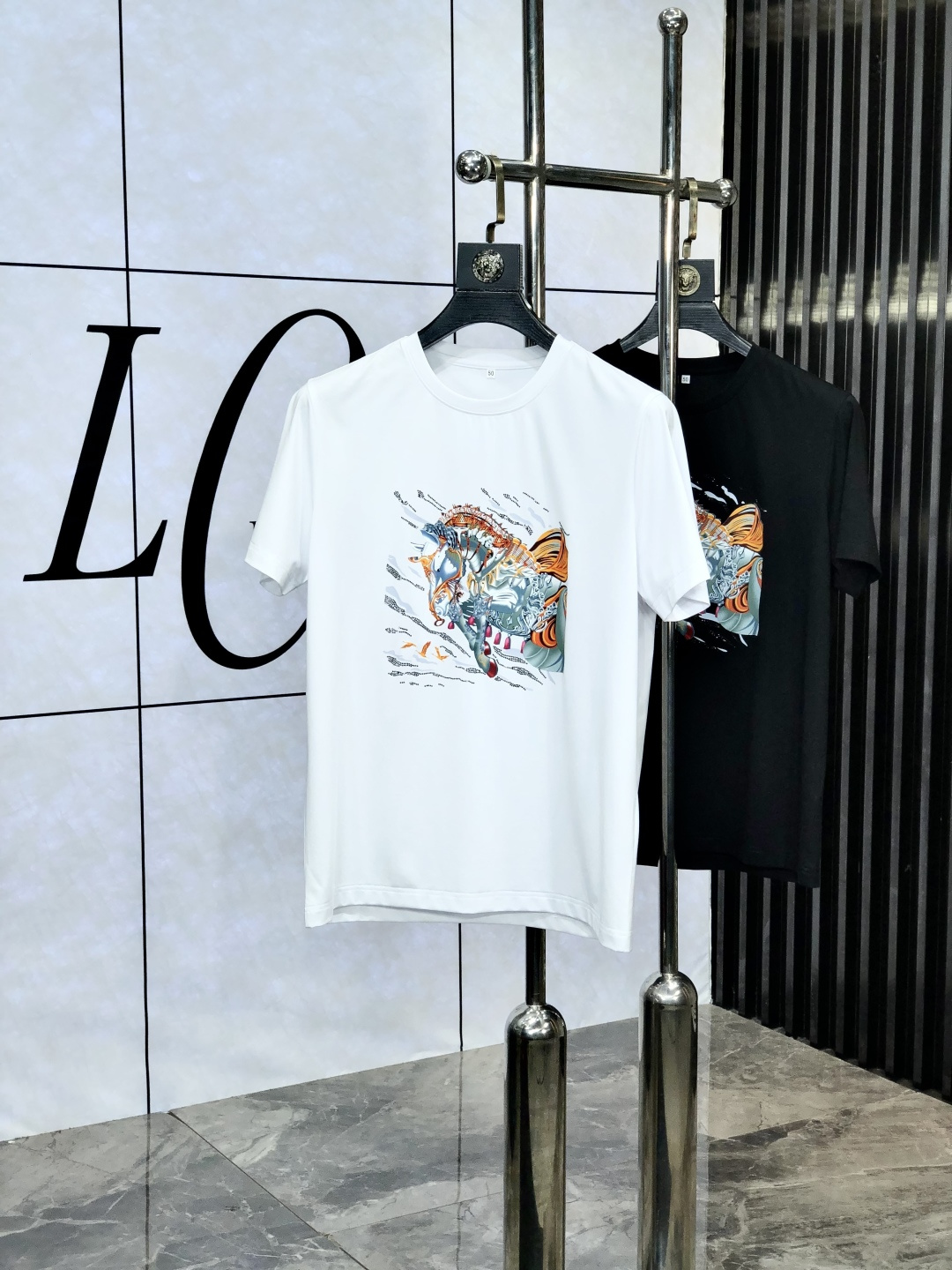 NO:456703,.Hermes. Wear 220 catties. 2025 spring and summer new product fashionable round neck short sleeve high-end custom versatile style!  More practical, anyone can easily control it. It is made of double mercerized fabric, luxurious and classic brand logo design, 1f is very high-end and must-have if you understand the goods!  The style and tailoring are slim styles, which are very exquisite, showing aura and highlighting the exquisiteness of business men. This is the unique feature, the right slim fit, and the upper body effect is very good!  Size M-6XL m wear 175/120 catties., hermes, T-shirt, alexander wang19860909.爱马仕.穿220斤.2025春夏新品时尚圆领短袖高级定制百搭款式！更有实用感 任何人都可以轻松驾驭 采用双丝光面料制作,奢华经典品牌logo设计,1f非常显档次懂货的必须入！版型剪裁属于修身款 非常精致,显气场,又会凸显商务男士的精致,这就是独到之处,恰到好处的修身,上身效果非常赞！ 尺码M-6XL m穿175/120斤.,,hermes,T-shirt,alexander wang,Men's clothing