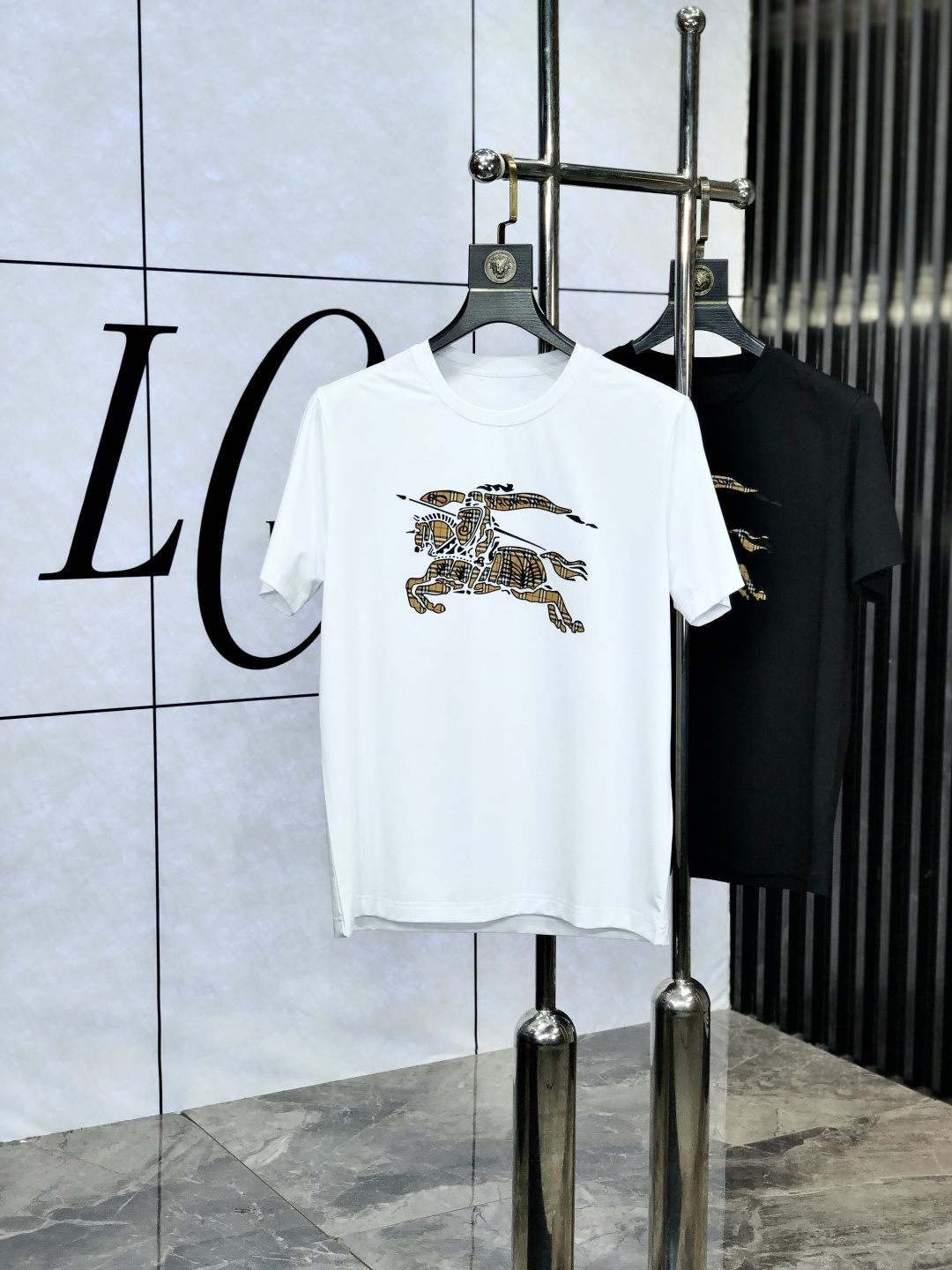 NO:456708,.Burberry. Wear 220 catties. 2025 spring and summer new product fashionable round neck short sleeve high-end custom versatile style!  More practical, anyone can easily control it. It is made of double mercerized fabric, luxurious and classic brand logo design, 1f is very high-end and must-have if you understand the goods!  The style and tailoring are slim styles, which are very exquisite, showing aura and highlighting the exquisiteness of business men. This is the unique feature, the right slim fit, and the upper body effect is very good!  Size M-6XL m wear 175/120 catties., burberry, T-shirt, alexander wang19860909.巴宝莉.穿220斤.2025春夏新品时尚圆领短袖高级定制百搭款式！更有实用感 任何人都可以轻松驾驭 采用双丝光面料制作,奢华经典品牌logo设计,1f非常显档次懂货的必须入！版型剪裁属于修身款 非常精致,显气场,又会凸显商务男士的精致,这就是独到之处,恰到好处的修身,上身效果非常赞！ 尺码M-6XL m穿175/120斤.,,burberry,T-shirt,alexander wang,Men's clothing