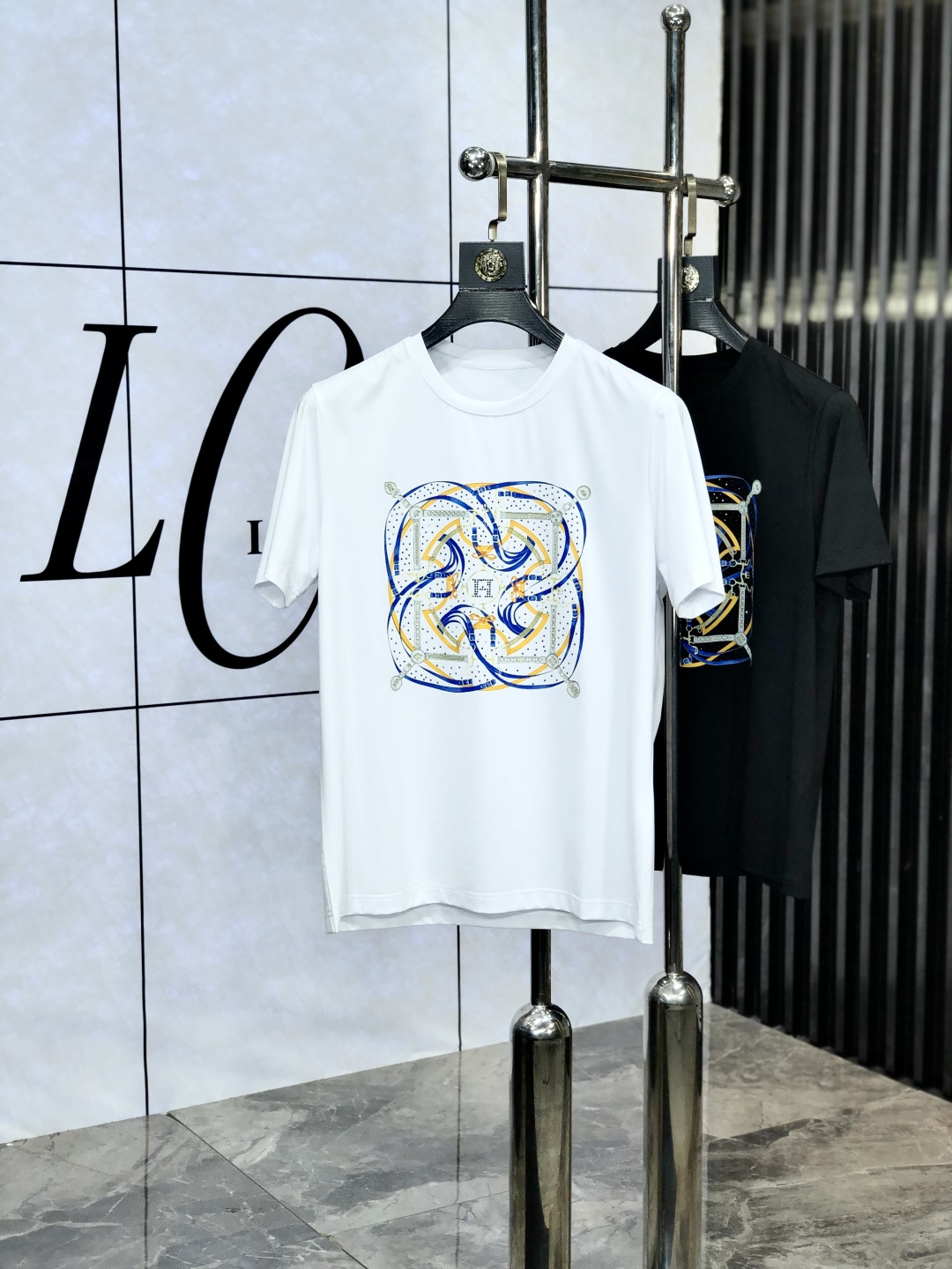 NO:456739,.Hermes. Wear 220 catties. 2025 spring and summer new product fashionable round neck short sleeve high-end custom versatile style!  More practical, anyone can easily control it. It is made of double mercerized fabric, luxurious and classic brand logo design, 1f is very high-end and must-have if you understand the goods!  The style and tailoring are slim styles, which are very exquisite, showing aura and highlighting the exquisiteness of business men. This is the unique feature, the right slim fit, and the upper body effect is very good!  Size M-6XL m wear 175/120 catties., hermes, T-shirt, alexander wang19860909.爱马仕.穿220斤.2025春夏新品时尚圆领短袖高级定制百搭款式！更有实用感 任何人都可以轻松驾驭 采用双丝光面料制作,奢华经典品牌logo设计,1f非常显档次懂货的必须入！版型剪裁属于修身款 非常精致,显气场,又会凸显商务男士的精致,这就是独到之处,恰到好处的修身,上身效果非常赞！ 尺码M-6XL m穿175/120斤.,,hermes,T-shirt,alexander wang,Men's clothing