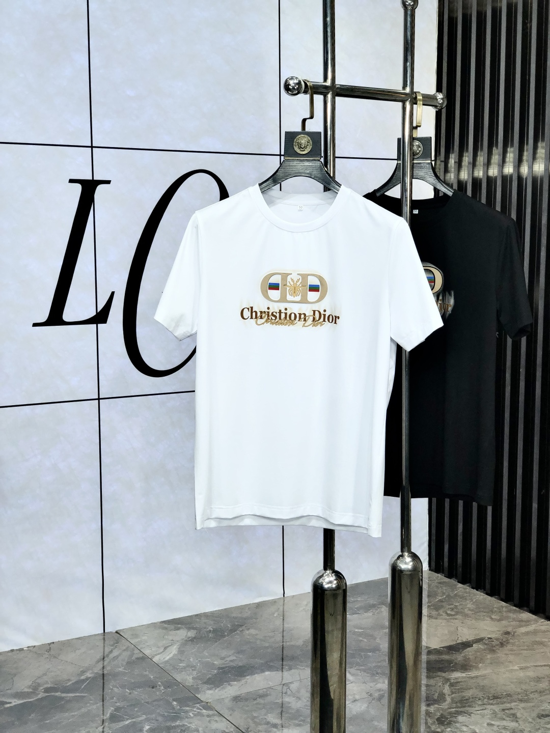 NO:456667,.Dior. Wear 220 catties. 2025 spring and summer new product fashionable round neck short sleeve high-end custom versatile style!  More practical, anyone can easily control it. It is made of double mercerized fabric, luxurious and classic brand logo design, 1f is very high-end and must-have if you understand the goods!  The style and tailoring are slim styles, which are very exquisite, showing aura and highlighting the exquisiteness of business men. This is the unique feature, the right slim fit, and the upper body effect is very good!  Size M-6XL m wear 175/120 catties.,dior,T-shirt,alexander wang19860909.Dior.穿220斤.2025春夏新品时尚圆领短袖高级定制百搭款式！更有实用感 任何人都可以轻松驾驭 采用双丝光面料制作,奢华经典品牌logo设计,1f非常显档次懂货的必须入！版型剪裁属于修身款 非常精致,显气场,又会凸显商务男士的精致,这就是独到之处,恰到好处的修身,上身效果非常赞！ 尺码M-6XL m穿175/120斤.,,dior,T-shirt,alexander wang,Men's clothing