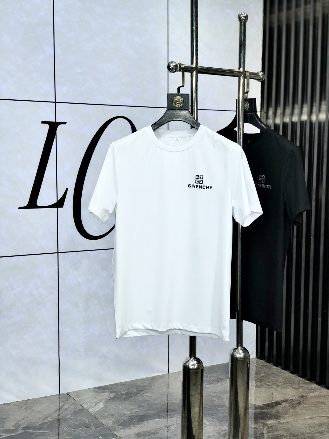 NO:456673,.Givenchy. Wear 220 catties. 2025 spring and summer new product, fashionable round neck short sleeve high-end custom versatile style!  More practical, anyone can easily control it. It is made of double mercerized fabric, luxurious and classic brand logo design, 1f is very high-end and must-have if you understand the goods!  The style and tailoring are slim styles, which are very exquisite, showing aura and highlighting the exquisiteness of business men. This is the unique feature, the right slim fit, and the upper body effect is very good!  Size M-6XL m wear 175/120 catties., givennchy, T-shirt, alexander wang19860909.纪梵希.穿220斤.2025春夏新品时尚圆领短袖高级定制百搭款式！更有实用感 任何人都可以轻松驾驭 采用双丝光面料制作,奢华经典品牌logo设计,1f非常显档次懂货的必须入！版型剪裁属于修身款 非常精致,显气场,又会凸显商务男士的精致,这就是独到之处,恰到好处的修身,上身效果非常赞！ 尺码M-6XL m穿175/120斤.,,givenchy,T-shirt,alexander wang,Men's clothing