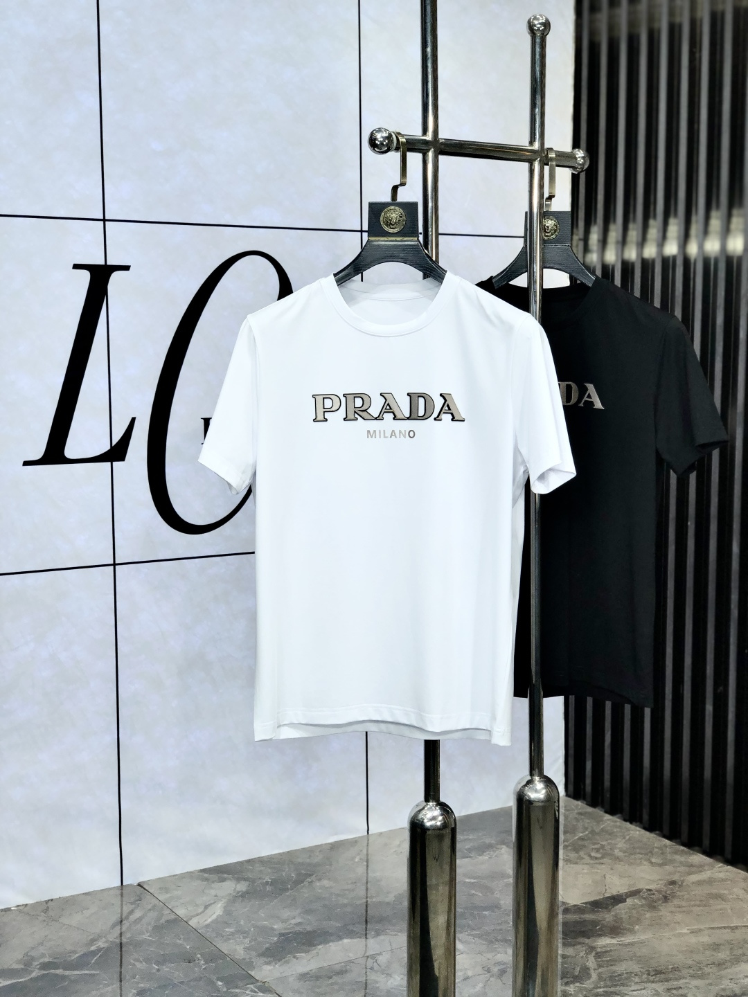 NO:456679,.Prada. Wear 220 catties. 2025 spring and summer new product fashionable round neck short sleeve high-end custom versatile style!  More practical, anyone can easily control it. It is made of double mercerized fabric, luxurious and classic brand logo design, 1f is very high-end and must-have if you understand the goods!  The style and tailoring are slim styles, which are very exquisite, showing aura and highlighting the exquisiteness of business men. This is the unique feature, the right slim fit, and the upper body effect is very good!  Size M-6XL m wear 175/120 catties.,,prada,T-shirt,alexander wang19860909.普拉达.穿220斤.2025春夏新品时尚圆领短袖高级定制百搭款式！更有实用感 任何人都可以轻松驾驭 采用双丝光面料制作,奢华经典品牌logo设计,1f非常显档次懂货的必须入！版型剪裁属于修身款 非常精致,显气场,又会凸显商务男士的精致,这就是独到之处,恰到好处的修身,上身效果非常赞！ 尺码M-6XL m穿175/120斤.,,prada,T-shirt,alexander wang,Men's clothing