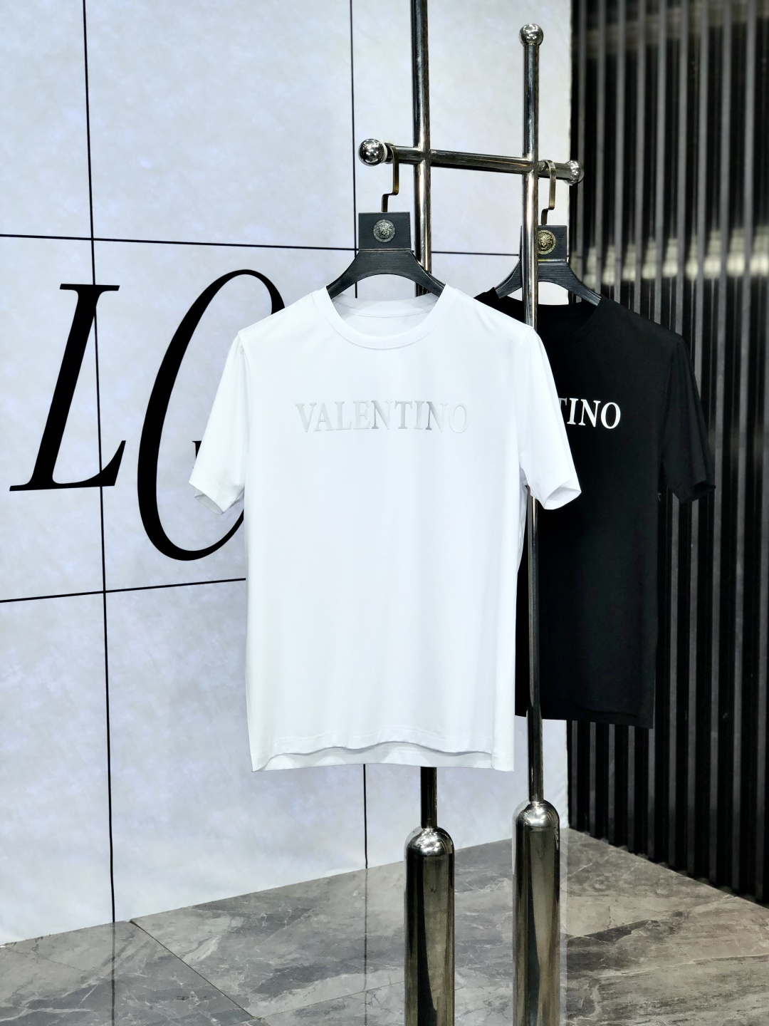 NO:456685,.Valentino. Wear 220 catties. 2025 spring and summer new product, fashionable round neck short sleeve high-end custom versatile style!  More practical, anyone can easily control it. It is made of double mercerized fabric, luxurious and classic brand logo design, 1f is very high-end and must-have if you understand the goods!  The style and tailoring are slim styles, which are very exquisite, showing aura and highlighting the exquisiteness of business men. This is the unique feature, the right slim fit, and the upper body effect is very good!  Size M-6XL m wear 175/120 catties., valentino, T-shirt, alexander wang19860909.华伦天奴.穿220斤.2025春夏新品时尚圆领短袖高级定制百搭款式！更有实用感 任何人都可以轻松驾驭 采用双丝光面料制作,奢华经典品牌logo设计,1f非常显档次懂货的必须入！版型剪裁属于修身款 非常精致,显气场,又会凸显商务男士的精致,这就是独到之处,恰到好处的修身,上身效果非常赞！ 尺码M-6XL m穿175/120斤.,,valentino,T-shirt,alexander wang,Men's clothing