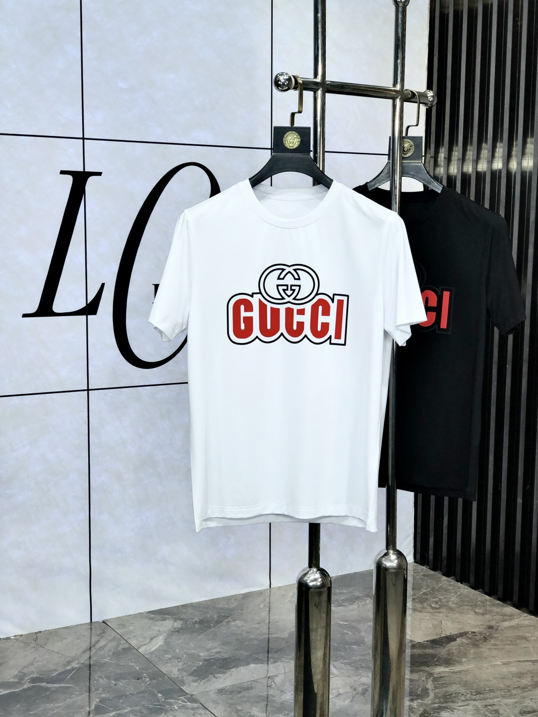 NO:456689,.Gucci. Wear 220 catties. 2025 spring and summer new product fashionable round neck short sleeve high-end custom versatile style!  More practical, anyone can easily control it. It is made of double mercerized fabric, luxurious and classic brand logo design, 1f is very high-end and must-have if you understand the goods!  The style and tailoring are slim styles, which are very exquisite, showing aura and highlighting the exquisiteness of business men. This is the unique feature, the right slim fit, and the upper body effect is very good!  Size M-6XL m wear 175/120 catties., gucci, T-shirt, alexander wang19860909.Gucci.穿220斤.2025春夏新品时尚圆领短袖高级定制百搭款式！更有实用感 任何人都可以轻松驾驭 采用双丝光面料制作,奢华经典品牌logo设计,1f非常显档次懂货的必须入！版型剪裁属于修身款 非常精致,显气场,又会凸显商务男士的精致,这就是独到之处,恰到好处的修身,上身效果非常赞！ 尺码M-6XL m穿175/120斤.,,gucci,T-shirt,alexander wang,Men's clothing