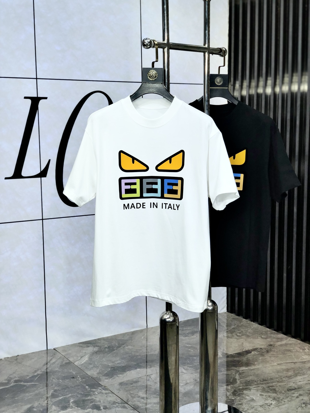 NO:456765,.Fendi. 2025 spring and summer new style first-time counter latest short-sleeved round-neck T-shirt, high-end customization, avant-garde and fashionable design!  Brand logo heavy craft design, high-end customized pure cotton fabric, soft feel, comfortable to wear. 1f counter-level exquisite car line. Fine workmanship, invincible and handsome upper body effect!  A must-have item for handsome men!  Count M-3XL. m wear 175/130, fendi, T-shirt,tees, t-shirt,alexander wang19860909.芬迪.2025春夏新款首发专柜最新款短袖圆领T恤 高端订制 设计前卫时尚！品牌logo重工艺设计 高端定制纯棉面料.手感柔软.穿着舒适.1f专柜级别精致车线.做工精细.上身效果无敌帅气！型男必备单品！ 码数M-3XL. m穿175/130,,fendi,T-shirt,tees，t-shirt,alexander wang,Men's clothing