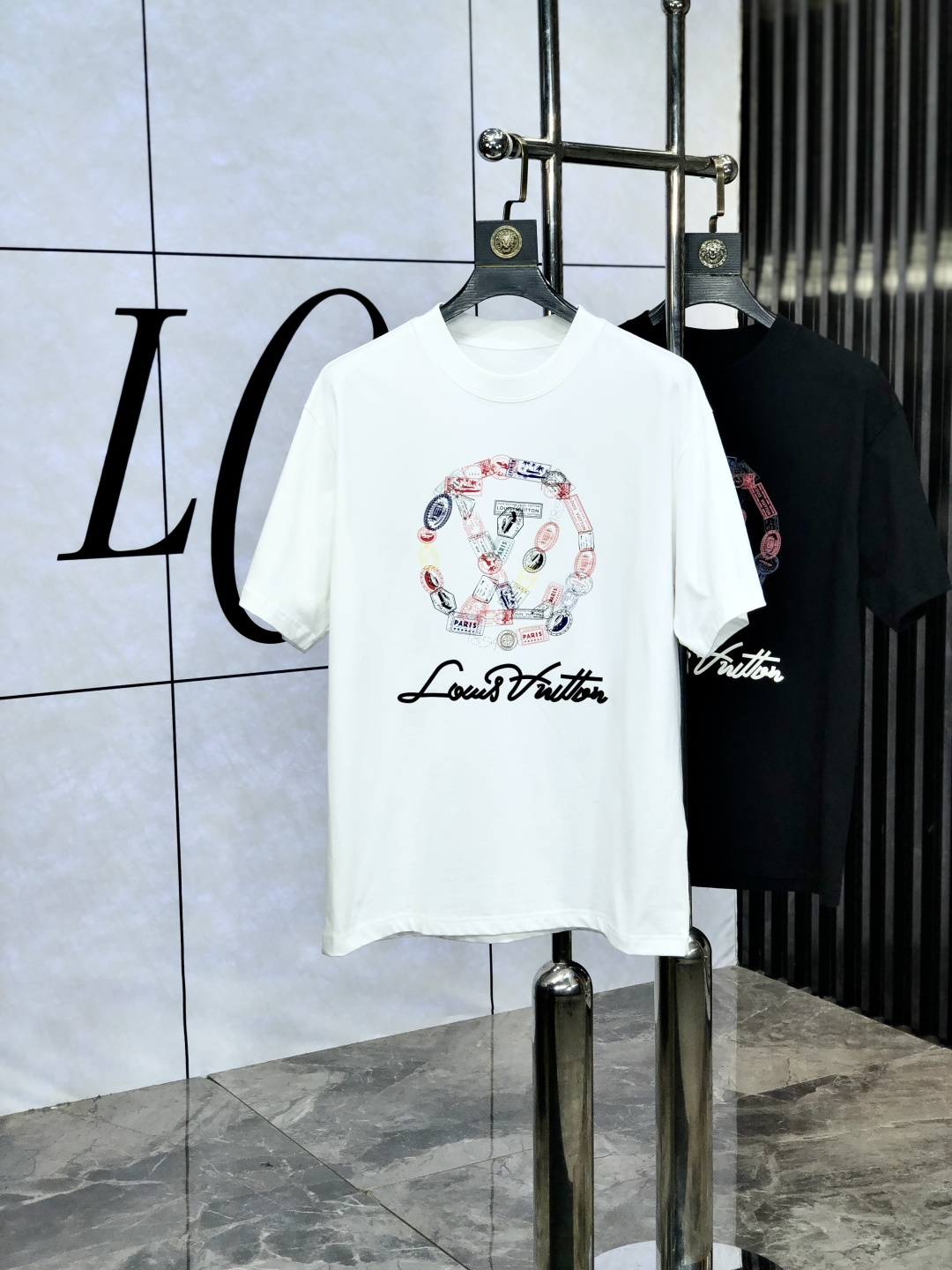 NO:456771,.Lv.2025 spring and summer new style first-time counter latest short-sleeved round-neck T-shirt, high-end customization, avant-garde and fashionable design!  Brand logo heavy craft design, high-end customized pure cotton fabric, soft feel, comfortable to wear. 1f counter-level exquisite car line. Fine workmanship, invincible and handsome upper body effect!  A must-have item for handsome men!  Count M-3XL. m wear 175/130, louis vuitton, T-shirt,tees, t-shirt,alexander wang19860909.Lv.2025春夏新款首发专柜最新款短袖圆领T恤 高端订制 设计前卫时尚！品牌logo重工艺设计 高端定制纯棉面料.手感柔软.穿着舒适.1f专柜级别精致车线.做工精细.上身效果无敌帅气！型男必备单品！ 码数M-3XL. m穿175/130,,louis vuitton,T-shirt,tees，t-shirt,alexander wang,Men's clothing