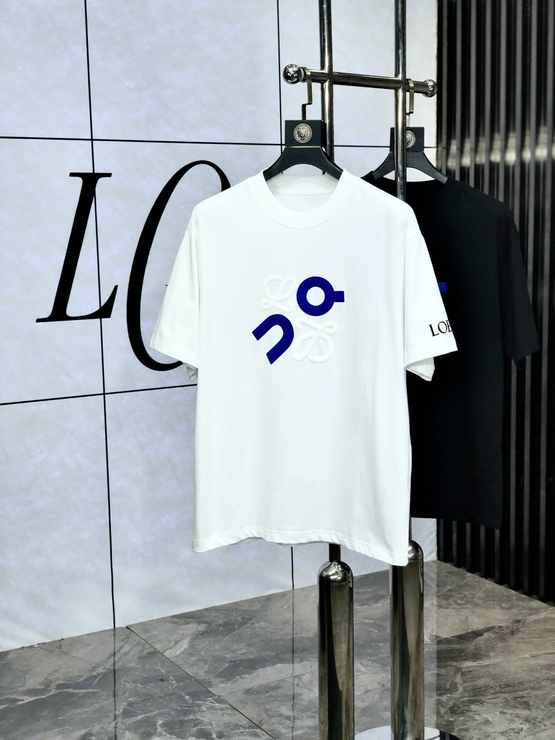 NO:456776,.Luo Yiwei. The latest short-sleeved round-neck T-shirt in the first 2025 spring and summer new style first-time counter, high-end customization, avant-garde and fashionable design!  Brand logo heavy craft design, high-end customized pure cotton fabric, soft feel, comfortable to wear. 1f counter-level exquisite car line. Fine workmanship, invincible and handsome upper body effect!  A must-have item for handsome men!  Count M-3XL. m wear 175/130, loewe, T-shirt,tees, t-shirt,alexander wang19860909.罗意威.2025春夏新款首发专柜最新款短袖圆领T恤 高端订制 设计前卫时尚！品牌logo重工艺设计 高端定制纯棉面料.手感柔软.穿着舒适.1f专柜级别精致车线.做工精细.上身效果无敌帅气！型男必备单品！ 码数M-3XL. m穿175/130,,loewe,T-shirt,tees，t-shirt,alexander wang,Men's clothing