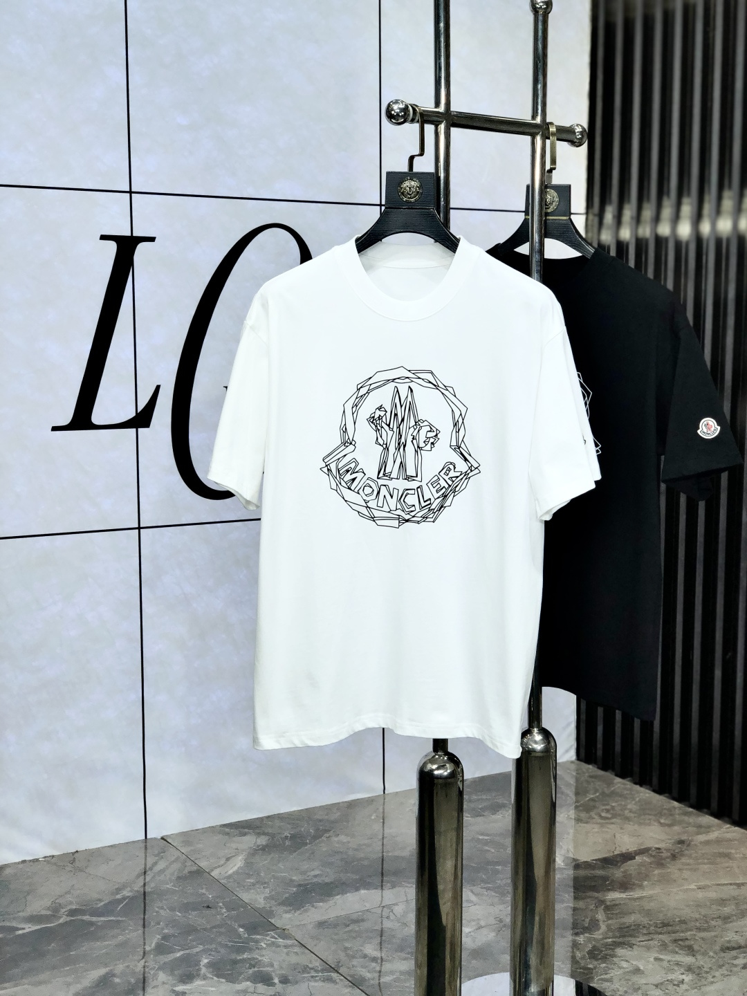 NO:420590,.The masked. The new spring and summer new style of the first counter is the latest short-sleeved round-neck T-shirt, high-end customization, avant-garde and fashionable design!  Brand logo heavy craft design, high-end customized pure cotton fabric, soft feel, comfortable to wear. 1f counter-level exquisite car line. Fine workmanship, invincible and handsome upper body effect!  A must-have item for handsome men!  Count M-3XL. m wear 175/130, Moncler, T-shirt,tees, t-shirt,alexander wang19860909.蒙口.春夏新款首发专柜最新款短袖圆领T恤 高端订制 设计前卫时尚！品牌logo重工艺设计 高端定制纯棉面料.手感柔软.穿着舒适.1f专柜级别精致车线.做工精细.上身效果无敌帅气！型男必备单品！ 码数M-3XL. m穿175/130,,Moncler,T-shirt,tees，t-shirt,alexander wang,Men's clothing