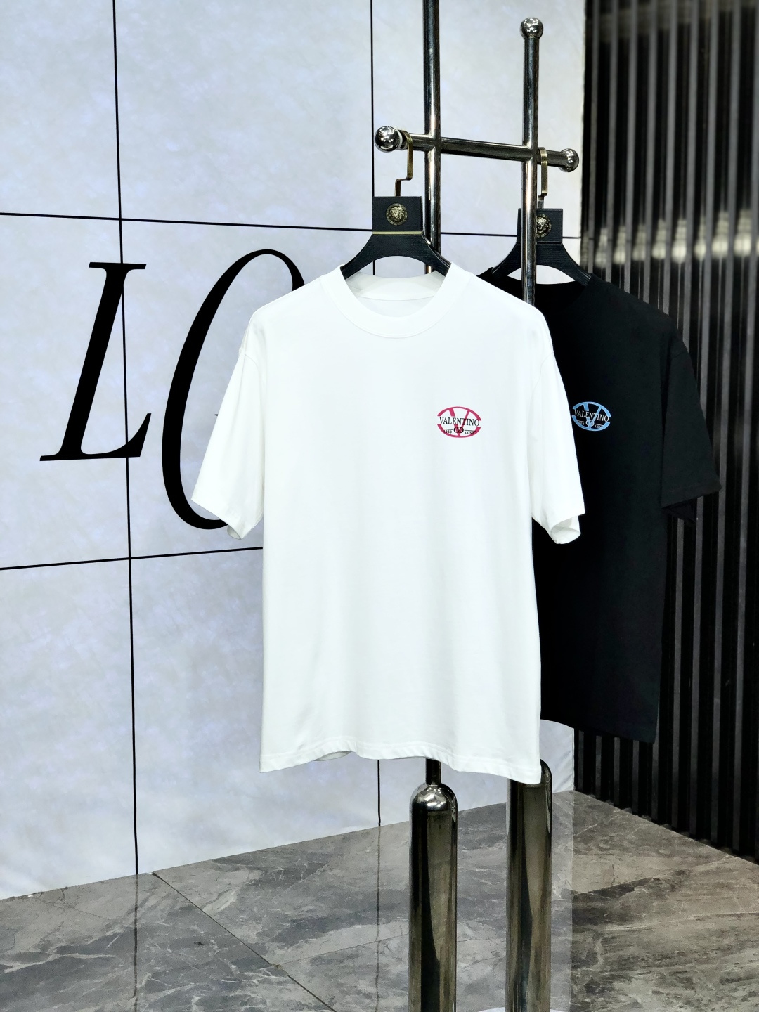 NO:456794,.Valentino.2025 spring and summer new first-time counter latest short-sleeved round-neck T-shirt, high-end customization, avant-garde and fashionable design!  Brand logo heavy craft design, high-end customized pure cotton fabric, soft feel, comfortable to wear. 1f counter-level exquisite car line. Fine workmanship, invincible and handsome upper body effect!  A must-have item for handsome men!  Count M-3XL. m wear 175/130, valentino, T-shirt,tees, t-shirt,alexander wang19860909.华伦天奴.2025春夏新款首发专柜最新款短袖圆领T恤 高端订制 设计前卫时尚！品牌logo重工艺设计 高端定制纯棉面料.手感柔软.穿着舒适.1f专柜级别精致车线.做工精细.上身效果无敌帅气！型男必备单品！ 码数M-3XL. m穿175/130,,valentino,T-shirt,tees，t-shirt,alexander wang,Men's clothing