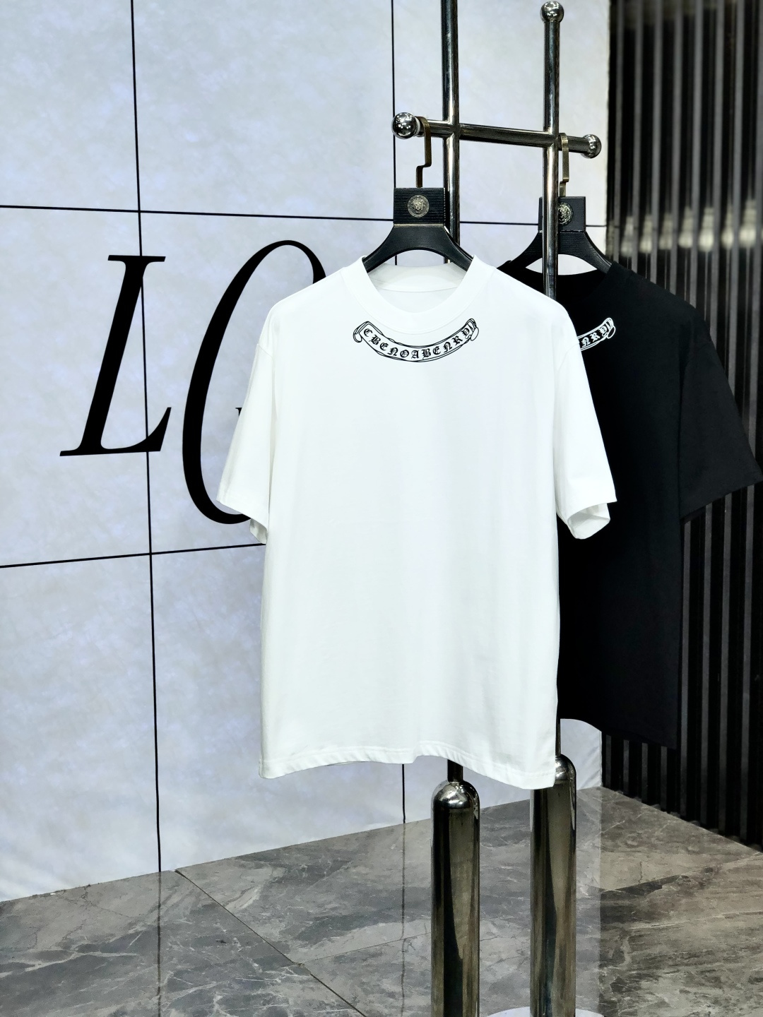 NO:456755,.Croxin. The latest short-sleeved round-neck T-shirt in the 2025 spring and summer new first-time counter, high-end customization, avant-garde and fashionable design!  Brand logo heavy craft design, high-end customized pure cotton fabric, soft feel, comfortable to wear. 1f counter-level exquisite car line. Fine workmanship, invincible and handsome upper body effect!  A must-have item for handsome men!  Count M-3XL. m wear 175/130, chrome hearts, T-shirt,tees, t-shirt,alexander wang19860909.克罗心.2025春夏新款首发专柜最新款短袖圆领T恤 高端订制 设计前卫时尚！品牌logo重工艺设计 高端定制纯棉面料.手感柔软.穿着舒适.1f专柜级别精致车线.做工精细.上身效果无敌帅气！型男必备单品！ 码数M-3XL. m穿175/130,,chrome hearts,T-shirt,tees，t-shirt,alexander wang,Men's clothing