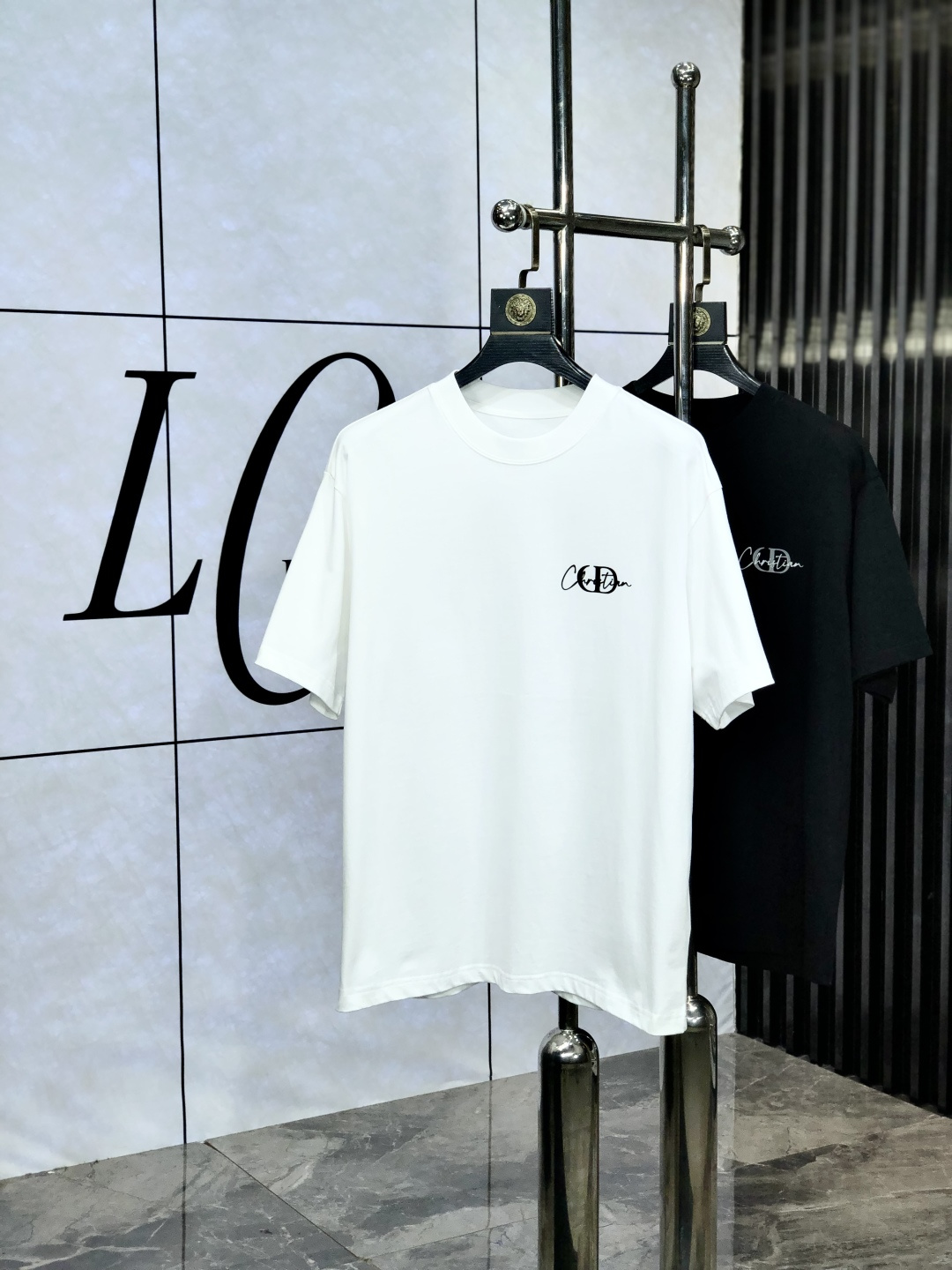 NO:456760,.Dior.2025 spring and summer new style first-time counter latest short-sleeved round-neck T-shirt, high-end customization, avant-garde and fashionable design!  Brand logo heavy craft design, high-end customized pure cotton fabric, soft feel, comfortable to wear. 1f counter-level exquisite car line. Fine workmanship, invincible and handsome upper body effect!  A must-have item for handsome men!  yard M-3XL. m wear 175/130,dior,T-shirt,tees,t-shirt,alexander wang19860909.Dior.2025春夏新款首发专柜最新款短袖圆领T恤 高端订制 设计前卫时尚！品牌logo重工艺设计 高端定制纯棉面料.手感柔软.穿着舒适.1f专柜级别精致车线.做工精细.上身效果无敌帅气！型男必备单品！ 码数M-3XL. m穿175/130,,dior,T-shirt,tees，t-shirt,alexander wang,Men's clothing