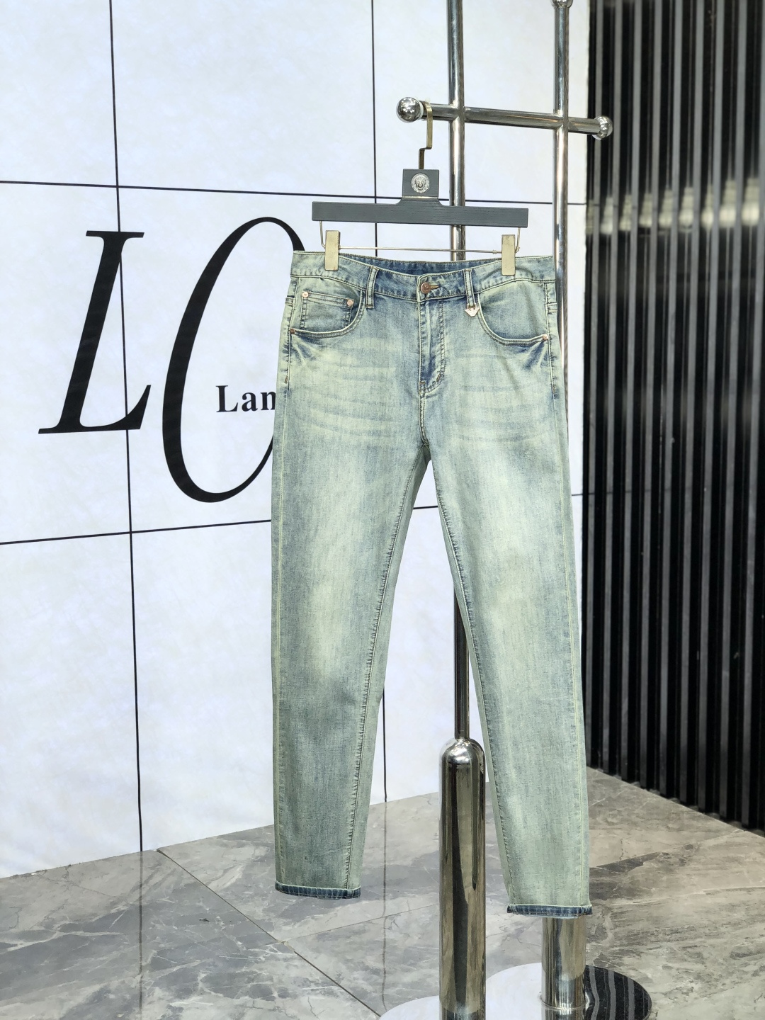 NO:425344,.Amani. The official counter is released simultaneously, 2025SS spring and summer new men's casual jeans, original single quality, customized original denim fabric for counter, logo pattern design, original hardware and accessories for b trousers, three-dimensional and clear, c super trendy and personalized, fashionable and stylish on the upper body!  Trendy men's must-have items, number 28-38,,armani,jeans,alexander wang19860909.阿玛尼.官网专柜同步发售,2025SS春夏新品男士休闲牛仔裤,原单品质,专柜定制原版牛仔面料,logo图案设计,b裤身原版五金辅料装饰,立体清晰,c超级潮流个性,上身时尚有型！潮男必备单品 码数28-38,,armani,jeans,alexander wang,Men's clothing