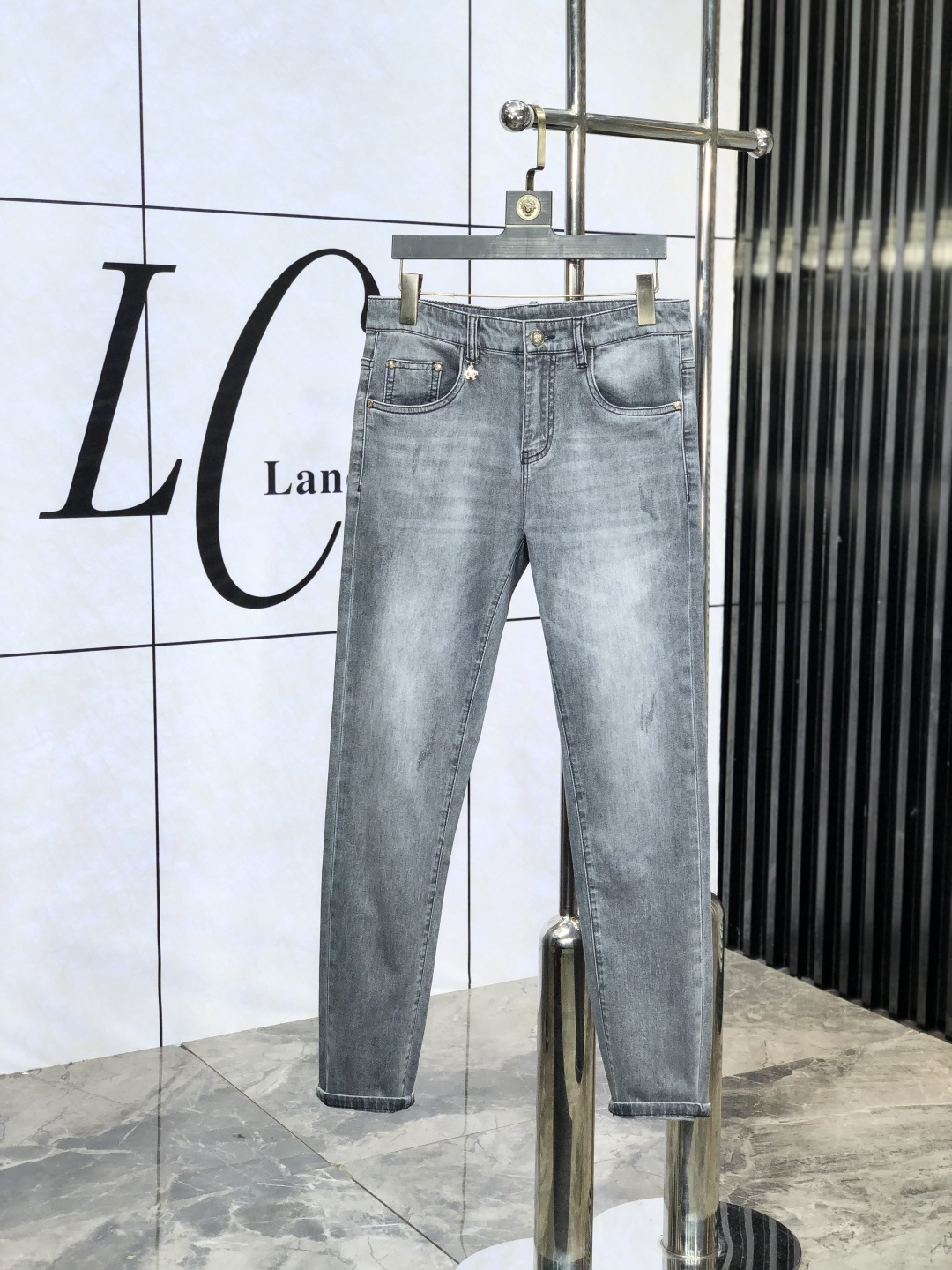 NO:425350,.Prada. The official counter is released simultaneously, 2025SS spring and summer new men's casual jeans, original single quality, custom-made original denim fabric for counter, logo pattern design, original hardware and accessories for b trousers, three-dimensional and clear, c super trendy and personalized, fashionable and stylish on the upper body!  Trendy men's must-have items, number 28-38, prada, jeans, alexander wang19860909.普拉达.官网专柜同步发售,2025SS春夏新品男士休闲牛仔裤,原单品质,专柜定制原版牛仔面料,logo图案设计,b裤身原版五金辅料装饰,立体清晰,c超级潮流个性,上身时尚有型！潮男必备单品 码数28-38,,prada,jeans,alexander wang,Men's clothing