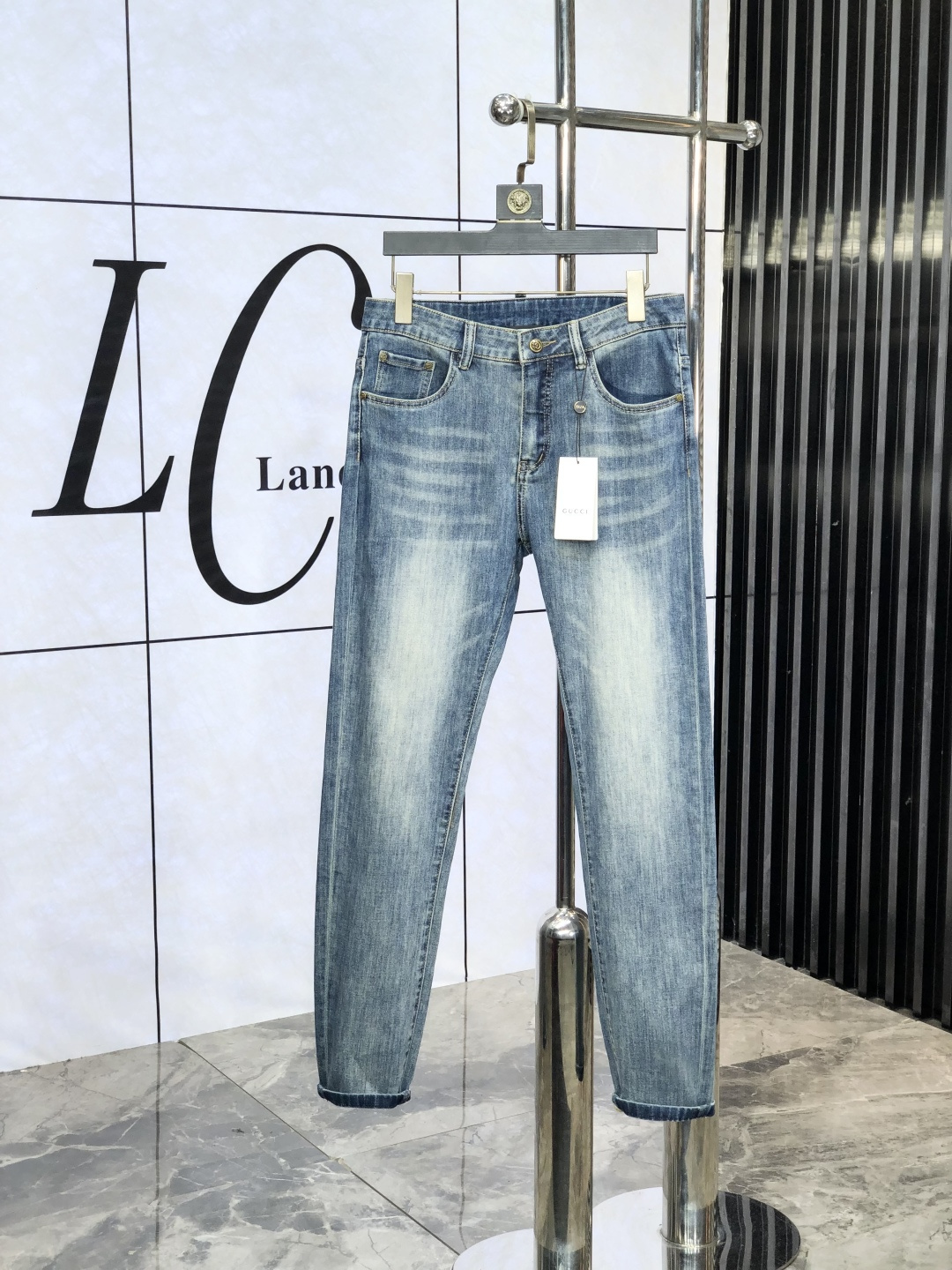 NO:425357,.Gucci.'s official counter is released simultaneously, 2025SS spring and summer new men's casual jeans, original single quality, custom-made original denim fabric for counter, logo pattern design, original hardware and accessories for b trousers body, three-dimensional and clear, c super trendy and personalized, fashionable and stylish on the upper body!  Trendy men's must-have items, 28-38, gucci, jeans, alexander wang19860909.Gucci.官网专柜同步发售,2025SS春夏新品男士休闲牛仔裤,原单品质,专柜定制原版牛仔面料,logo图案设计,b裤身原版五金辅料装饰,立体清晰,c超级潮流个性,上身时尚有型！潮男必备单品 码数28-38,,gucci,jeans,alexander wang,Men's clothing