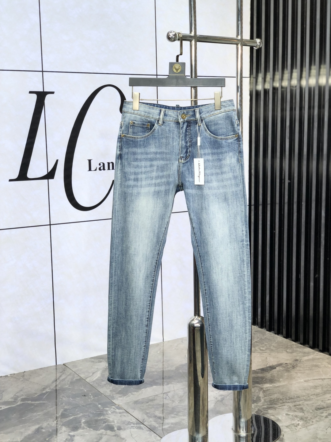 NO:425303,.Ferragamo. The official counter is released simultaneously, 2025SS spring and summer new men's casual jeans, original single quality, customized original denim fabric for counter, logo pattern design, original hardware and accessories for b trousers, three-dimensional and clear, c super trendy and personalized, fashionable and stylish on the upper body!  Trendy men's must-have items, 28-38, ferragamo, jeans, alexander wang19860909.菲拉格慕.官网专柜同步发售,2025SS春夏新品男士休闲牛仔裤,原单品质,专柜定制原版牛仔面料,logo图案设计,b裤身原版五金辅料装饰,立体清晰,c超级潮流个性,上身时尚有型！潮男必备单品 码数28-38,,ferragamo,jeans,alexander wang,Men's clothing