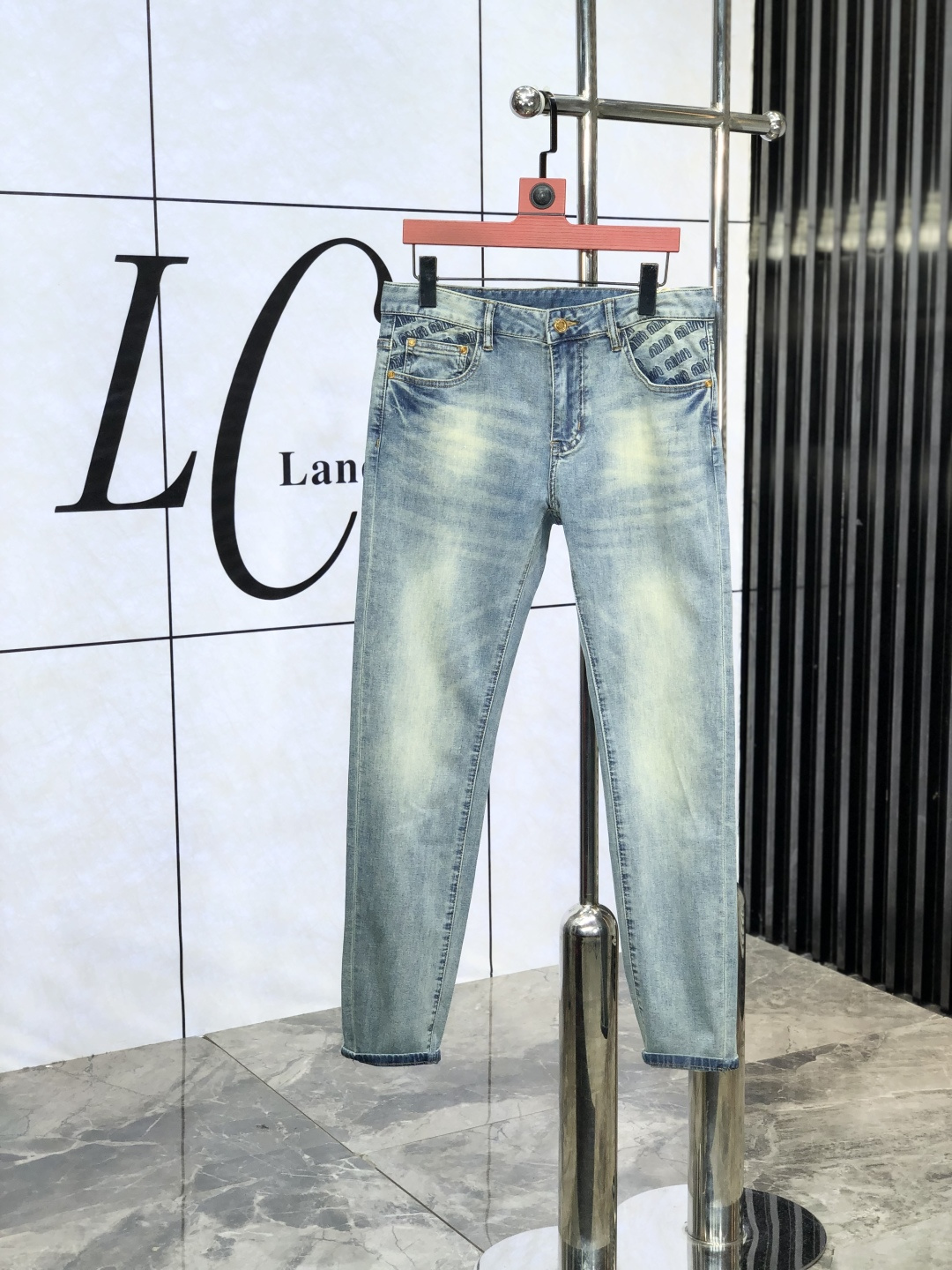 NO:425310,.miumiu. The official website counter is released simultaneously, 2025SS spring and summer new men's casual jeans, original single quality, customized original denim fabric for counter, logo pattern design, original hardware and accessories for b trousers body, three-dimensional and clear, c super trendy and personalized, fashionable and stylish on the upper body!  Must-have items for trendy men, 28-38, miumiu, jeans, alexander wang19860909.miumiu .官网专柜同步发售,2025SS春夏新品男士休闲牛仔裤,原单品质,专柜定制原版牛仔面料,logo图案设计,b裤身原版五金辅料装饰,立体清晰,c超级潮流个性,上身时尚有型！潮男必备单品 码数28-38,,miumiu,jeans,alexander wang,Men's clothing