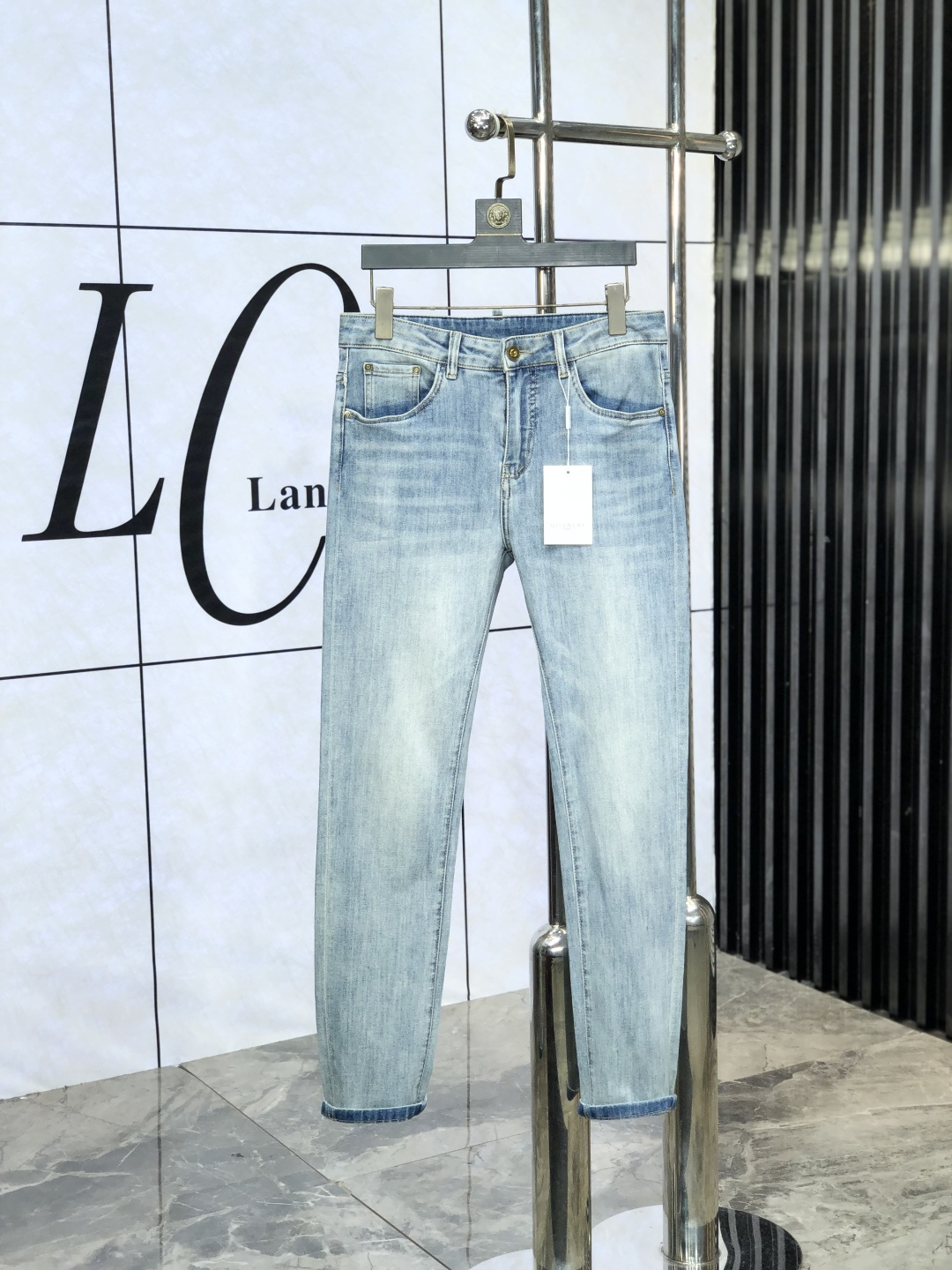 NO:425318,.Givenchy. The official counter on the official website is released simultaneously. 2025SS spring and summer new men's casual jeans, original single quality, customized original denim fabric for counter, logo pattern design, original hardware and accessories for b trousers, three-dimensional and clear, c super trendy and personalized, fashionable and stylish on the upper body!  Trendy men's must-have items, number 28-38, given jeans, alexander wang19860909.纪梵希.官网专柜同步发售,2025SS春夏新品男士休闲牛仔裤,原单品质,专柜定制原版牛仔面料,logo图案设计,b裤身原版五金辅料装饰,立体清晰,c超级潮流个性,上身时尚有型！潮男必备单品 码数28-38,,givenchy,jeans,alexander wang,Men's clothing