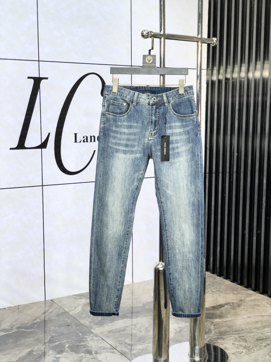 NO:425327,.D&G .Official counters are available simultaneously, 2025SS spring and summer new men's casual jeans, original single quality, custom-made original denim fabrics for counters, logo pattern design, original hardware and accessories for b trousers, three-dimensional and clear, c super trendy and personalized, fashionable and stylish on the upper body!  Trendy men's must-have items, 28-38, Dolce & Gabbana, jeans, alexander wang19860909.D&G .官网专柜同步发售,2025SS春夏新品男士休闲牛仔裤,原单品质,专柜定制原版牛仔面料,logo图案设计,b裤身原版五金辅料装饰,立体清晰,c超级潮流个性,上身时尚有型！潮男必备单品 码数28-38,,Dolce&Gabbana,jeans,alexander wang,Men's clothing