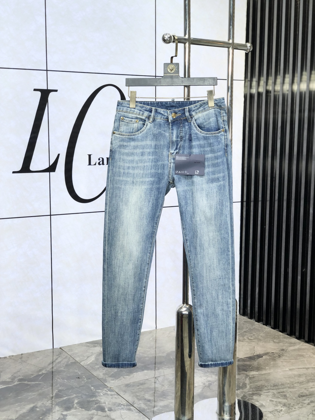 NO:425341,.Prada. The official counter is released simultaneously, 2025SS spring and summer new men's casual jeans, original single quality, custom-made original denim fabric for counter, logo pattern design, original hardware and accessories for b trousers, three-dimensional and clear, c super trendy and personalized, fashionable and stylish on the upper body!  Trendy men's must-have items, number 28-38, prada, jeans, alexander wang19860909.普拉达.官网专柜同步发售,2025SS春夏新品男士休闲牛仔裤,原单品质,专柜定制原版牛仔面料,logo图案设计,b裤身原版五金辅料装饰,立体清晰,c超级潮流个性,上身时尚有型！潮男必备单品 码数28-38,,prada,jeans,alexander wang,Men's clothing