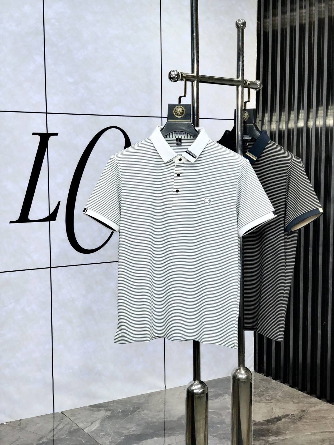 NO:425347,.Burberry .2025 spring and summer new short-sleeved polo shirt, fashionable and versatile, hot custom imported mercerized bead floor cotton fabric, high-density cotton material, h chest craft logo logo pattern, m feels super soft and delicate, skin-friendly and comfortable to wear, high-end boutique, fine-looking upper body is very good, a must-have item for men. Size m-3xL.m wears 175/130, burberry, T-shirt, alexander wang19860909.巴宝莉 .2025春夏新款短袖polo衫,时尚百搭 爆款定制进口丝光珠地棉面料,高密度棉质材质,h胸前工艺logo标志图案,m手感超柔软细腻 穿着亲肤舒适 高端精品 精细做上身非常赞 男士必备单品.尺码 m-3xL.m穿175/130,,burberry,T-shirt,alexander wang,Men's clothing