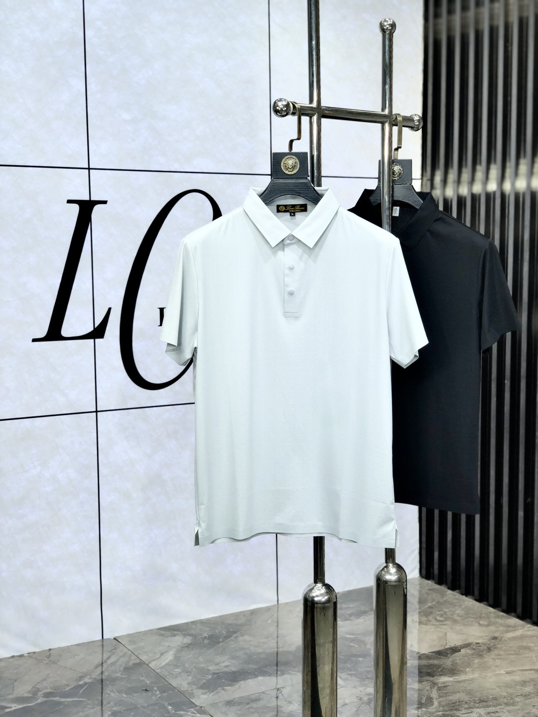 NO:425354,.LP. 2025 spring and summer new short-sleeved polo shirt, fashionable and versatile, hot custom imported mercerized bead floor cotton fabric, high-density cotton material, h chest craft logo logo pattern, m feels super soft and delicate, skin-friendly and comfortable to wear, high-end boutique, fine-looking upper body is very good, a must-have item for men. Size m-3xL.m wears 175/130,,loro piano, T-shirt, alexander wang19860909.LP.2025春夏新款短袖polo衫,时尚百搭 爆款定制进口丝光珠地棉面料,高密度棉质材质,h胸前工艺logo标志图案,m手感超柔软细腻 穿着亲肤舒适 高端精品 精细做上身非常赞 男士必备单品.尺码 m-3xL.m穿175/130,,loro piana,T-shirt,alexander wang,Men's clothing