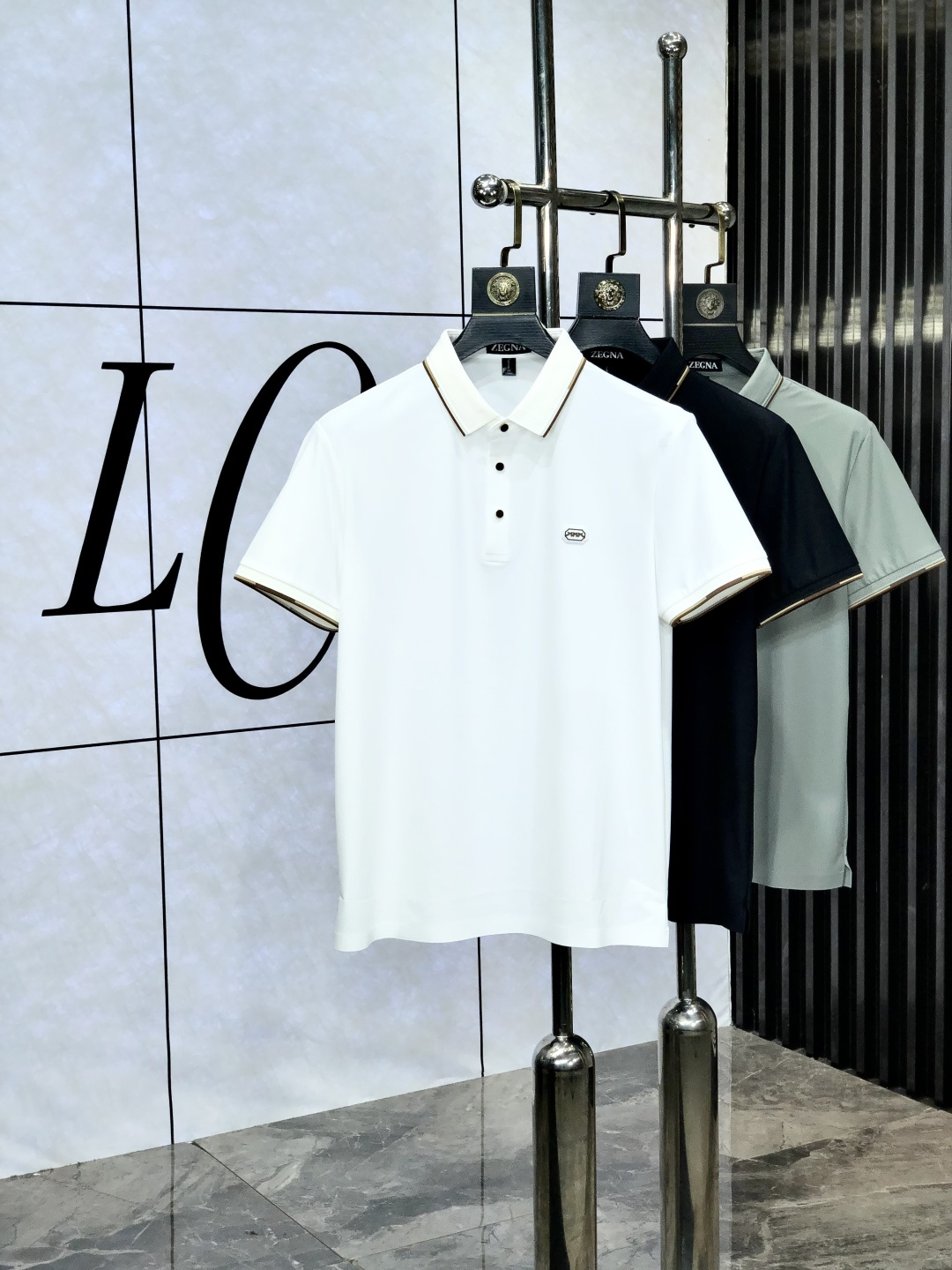 NO:425361,.Jenia. 2025 spring and summer new short-sleeved polo shirt, fashionable and versatile, hot custom imported mercerized bead floor cotton fabric, high-density cotton material, h chest craft logo logo pattern, m feels super soft and delicate, skin-friendly and comfortable to wear, high-end boutique, fine-looking upper body is very good, a must-have item for men. Size m-3xL.m wears 175/130,,zegna, T-shirt, alexander wang19860909.杰尼亚.2025春夏新款短袖polo衫,时尚百搭 爆款定制进口丝光珠地棉面料,高密度棉质材质,h胸前工艺logo标志图案,m手感超柔软细腻 穿着亲肤舒适 高端精品 精细做上身非常赞 男士必备单品.尺码 m-3xL.m穿175/130,,zegna,T-shirt,alexander wang,Men's clothing