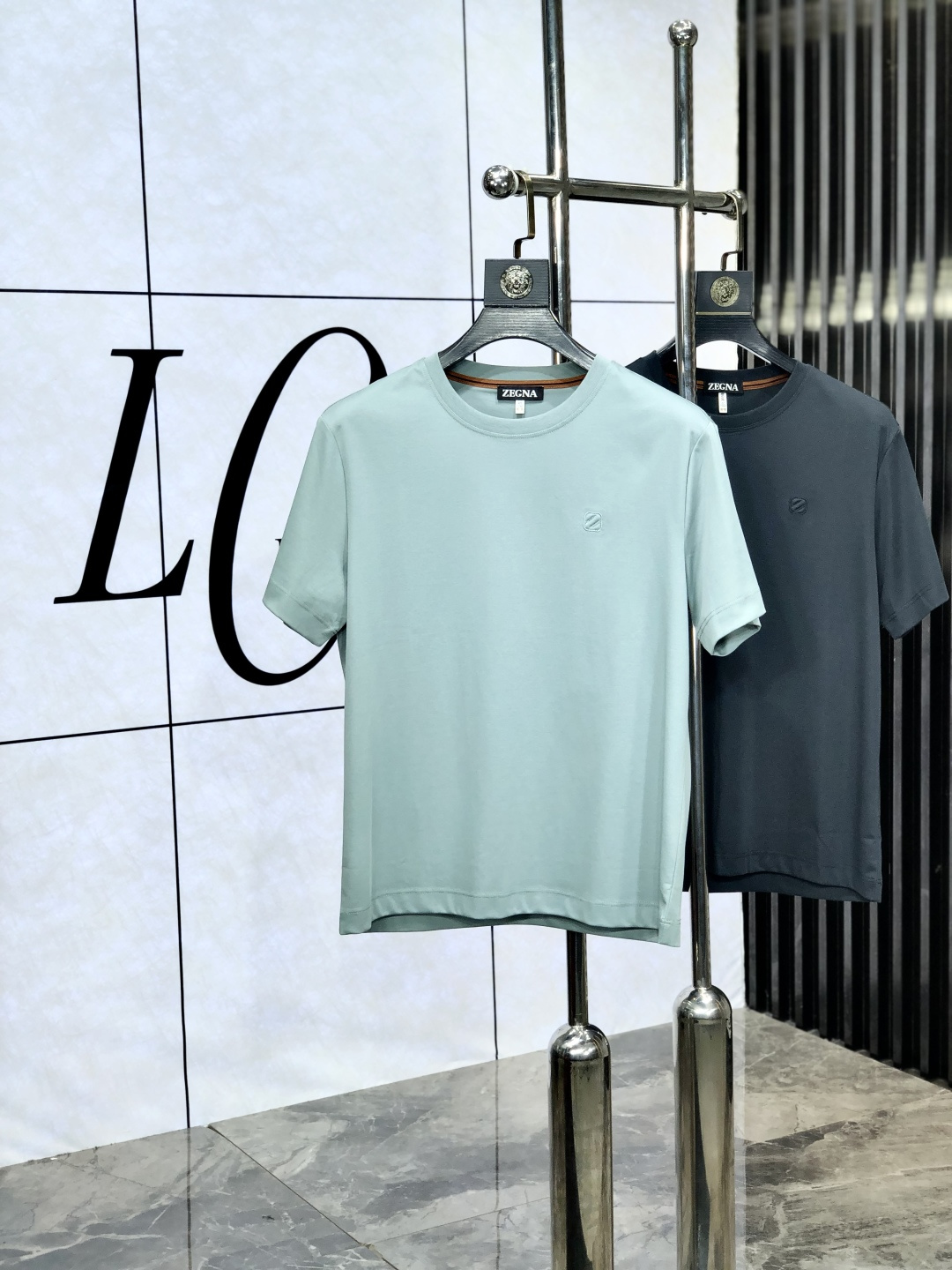 NO:425367,.Jenia. 2025 spring and summer new short-sleeved style. Fashionable and versatile. Hot custom imported mercerized cotton fabric, high-density cotton material, h chest craft logo logo pattern, m feels super soft and delicate, skin-friendly and comfortable to wear, high-end boutique, fine-looking upper body is very good, a must-have item for men. Size m-3xL.m wears 175/130, zegna, T-shirt, alexander wang19860909.杰尼亚.2025春夏新款短袖.时尚百搭 爆款定制进口丝光棉面料,高密度棉质材质,h胸前工艺logo标志图案,m手感超柔软细腻 穿着亲肤舒适 高端精品 精细做上身非常赞 男士必备单品.尺码 m-3xL.m穿175/130,,zegna,T-shirt,alexander wang,Men's clothing