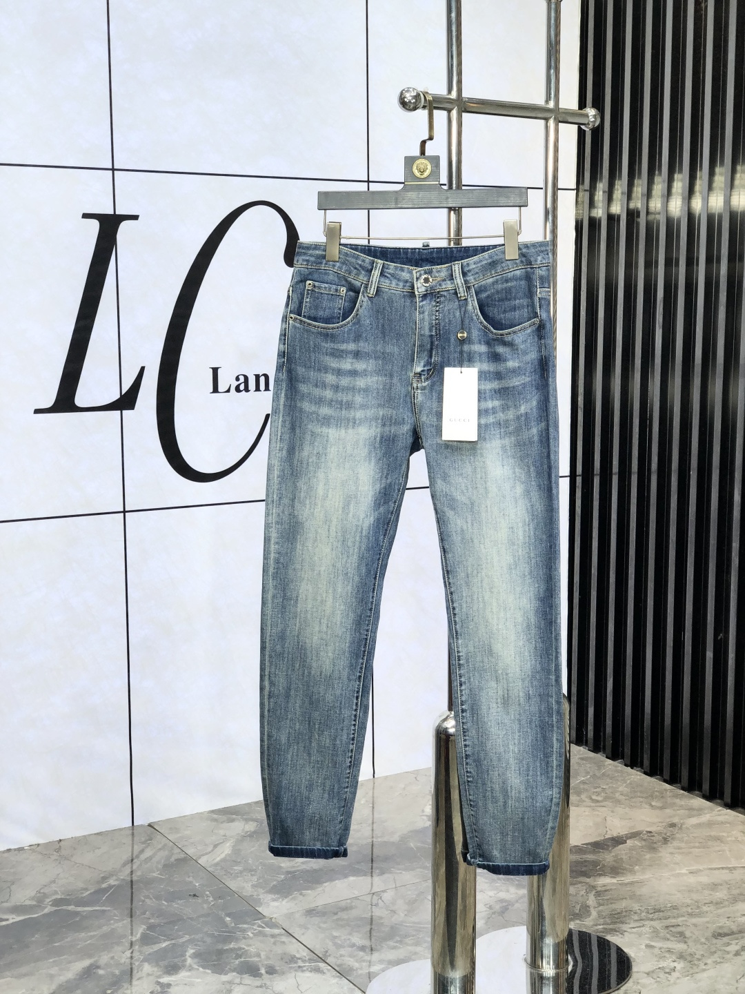 NO:425377,.gucci. The official counter on the official website is released simultaneously, 2025SS spring and summer new men's casual jeans, original single quality, customized original denim fabric for counter, logo pattern design, original hardware and accessories for b trousers, three-dimensional and clear, c super trendy and personalized, fashionable and stylish on the upper body!  Trendy men's must-have items, 28-38, gucci, jeans, alexander wang19860909.gucci.官网专柜同步发售,2025SS春夏新品男士休闲牛仔裤,原单品质,专柜定制原版牛仔面料,logo图案设计,b裤身原版五金辅料装饰,立体清晰,c超级潮流个性,上身时尚有型！潮男必备单品 码数28-38,,gucci,jeans,alexander wang,Men's clothing