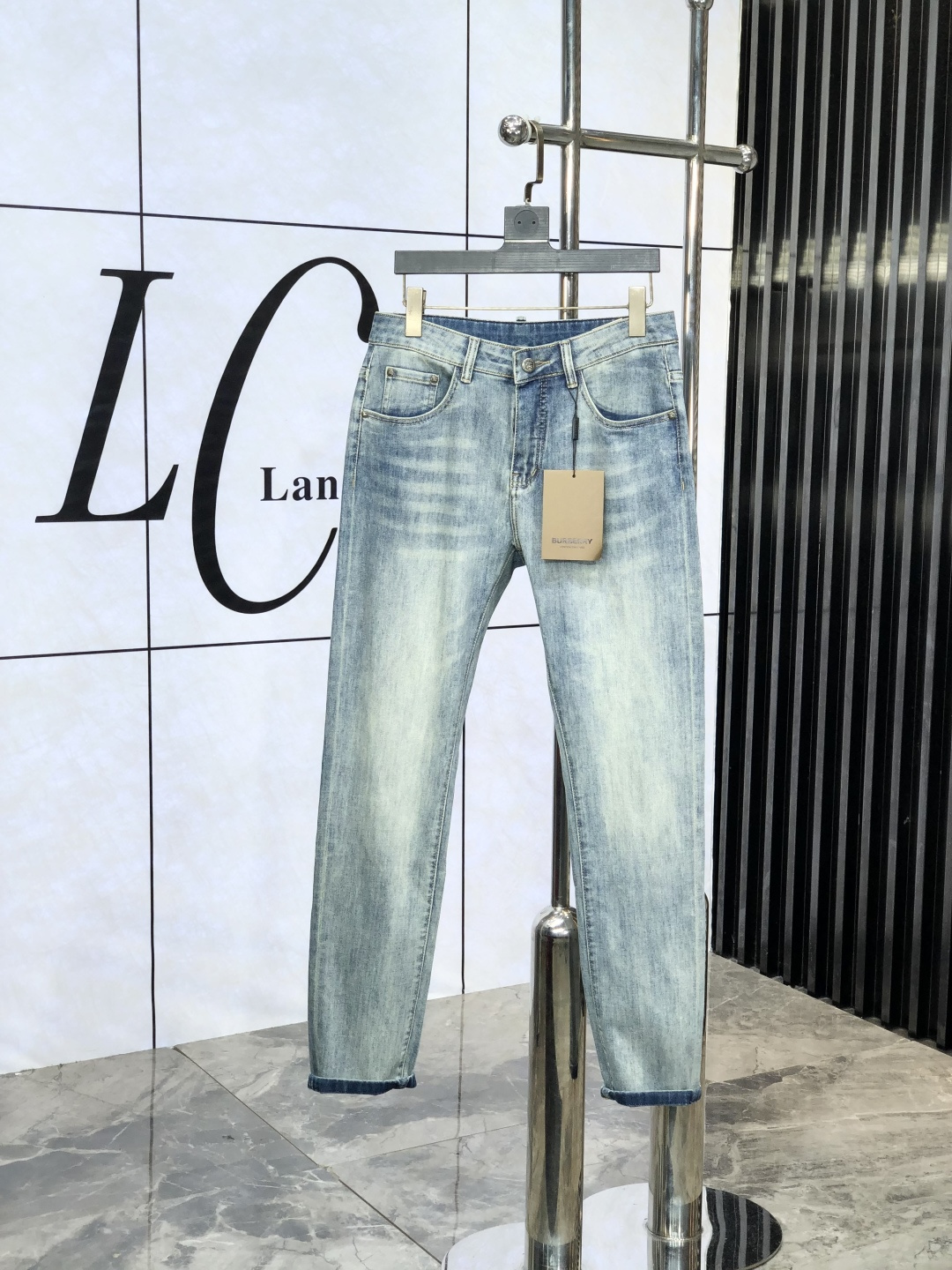 NO:425387,.Burberry. The official counter on the official website is released simultaneously. 2025SS spring and summer new men's casual jeans, original single quality, customized original denim fabric for counter, logo pattern design, original hardware and accessories for b trousers, three-dimensional and clear, c super trendy and personalized, fashionable and stylish on the upper body!  Trendy men's must-have items, 28-38, burberry, jeans, alexander wang19860909.巴宝莉.官网专柜同步发售,2025SS春夏新品男士休闲牛仔裤,原单品质,专柜定制原版牛仔面料,logo图案设计,b裤身原版五金辅料装饰,立体清晰,c超级潮流个性,上身时尚有型！潮男必备单品 码数28-38,,burberry,jeans,alexander wang,Men's clothing