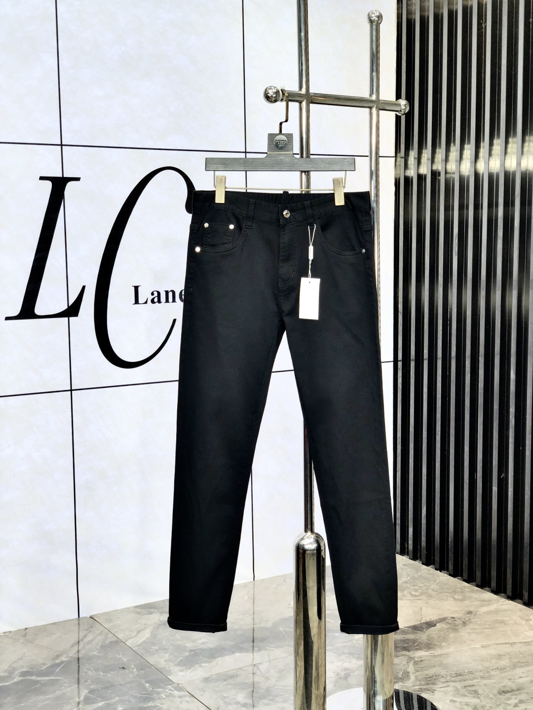 NO:425400,.Ferragamo. The official counter is released simultaneously, 2025SS spring and summer new men's casual jeans, original single quality, customized original denim fabric for counter, logo pattern design, original hardware and accessories for b trousers, three-dimensional and clear, c super trendy and personalized, fashionable and stylish on the upper body!  Trendy men's must-have items, 28-38, ferragamo, jeans, alexander wang19860909.菲拉格慕.官网专柜同步发售,2025SS春夏新品男士休闲牛仔裤,原单品质,专柜定制原版牛仔面料,logo图案设计,b裤身原版五金辅料装饰,立体清晰,c超级潮流个性,上身时尚有型！潮男必备单品 码数28-38,,ferragamo,jeans,alexander wang,Men's clothing