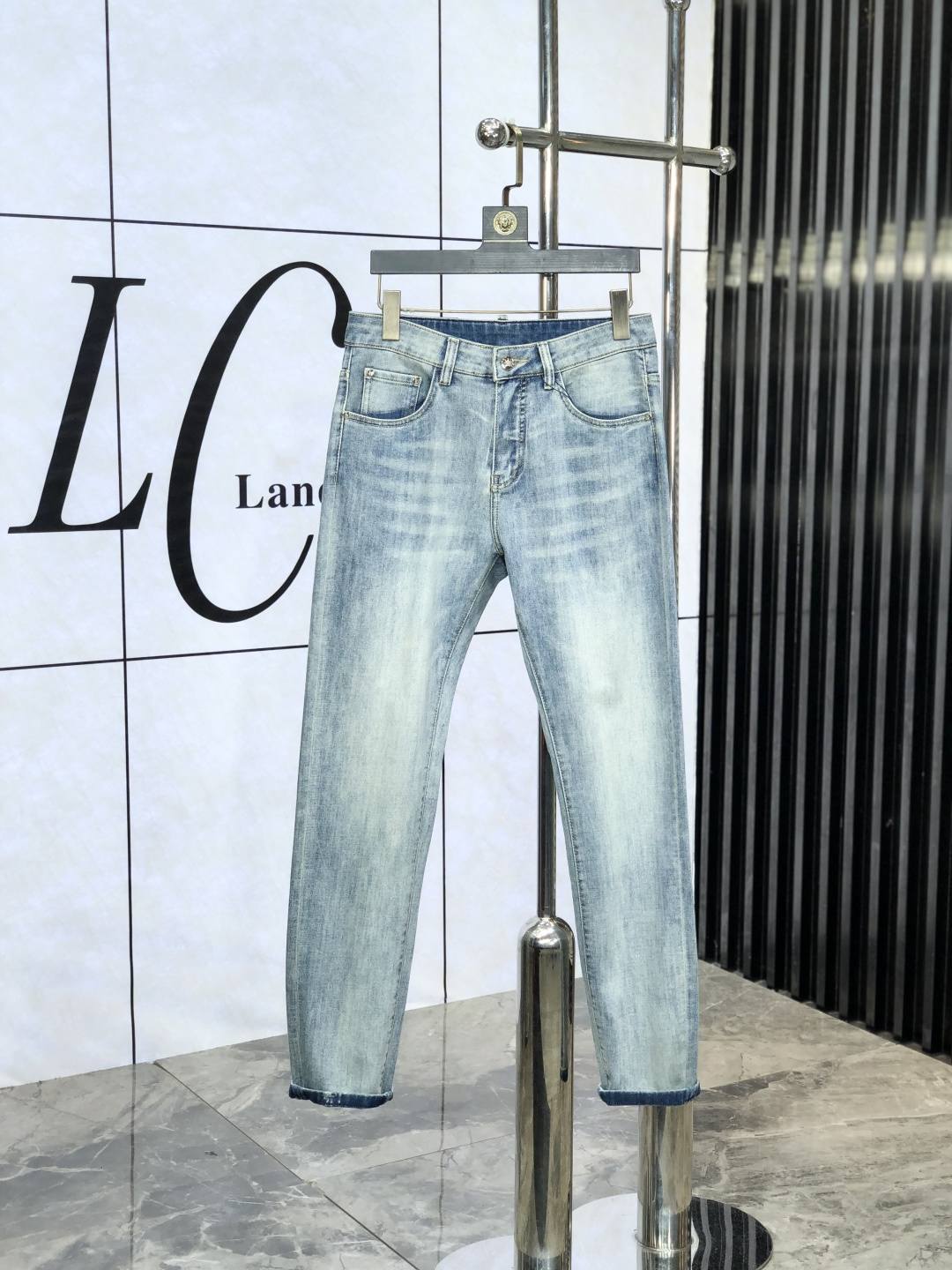 NO:425405,.Prada. The official counter is released simultaneously, 2025SS spring and summer new men's casual jeans, original single quality, custom-made original denim fabric for counter, logo pattern design, original hardware and accessories for b trousers, three-dimensional and clear, c super trendy and personalized, fashionable and stylish on the upper body!  Trendy men's must-have items, number 28-38, prada, jeans, alexander wang19860909.普拉达.官网专柜同步发售,2025SS春夏新品男士休闲牛仔裤,原单品质,专柜定制原版牛仔面料,logo图案设计,b裤身原版五金辅料装饰,立体清晰,c超级潮流个性,上身时尚有型！潮男必备单品 码数28-38,,prada,jeans,alexander wang,Men's clothing