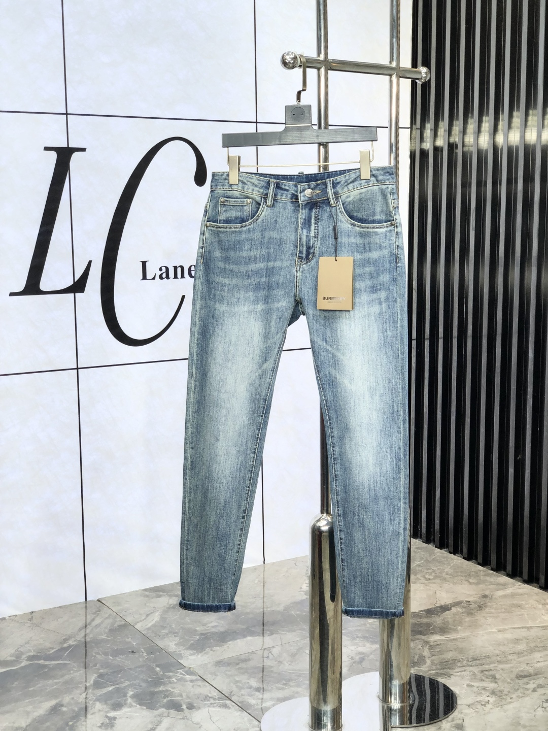 NO:425409,.Burberry. The official counter on the official website is released simultaneously. 2025SS spring and summer new men's casual jeans, original single quality, customized original denim fabric for counter, logo pattern design, original hardware and accessories for b trousers, three-dimensional and clear, c super trendy and personalized, fashionable and stylish on the upper body!  Trendy men's must-have items, 28-38, burberry, jeans, alexander wang19860909.巴宝莉.官网专柜同步发售,2025SS春夏新品男士休闲牛仔裤,原单品质,专柜定制原版牛仔面料,logo图案设计,b裤身原版五金辅料装饰,立体清晰,c超级潮流个性,上身时尚有型！潮男必备单品 码数28-38,,burberry,jeans,alexander wang,Men's clothing